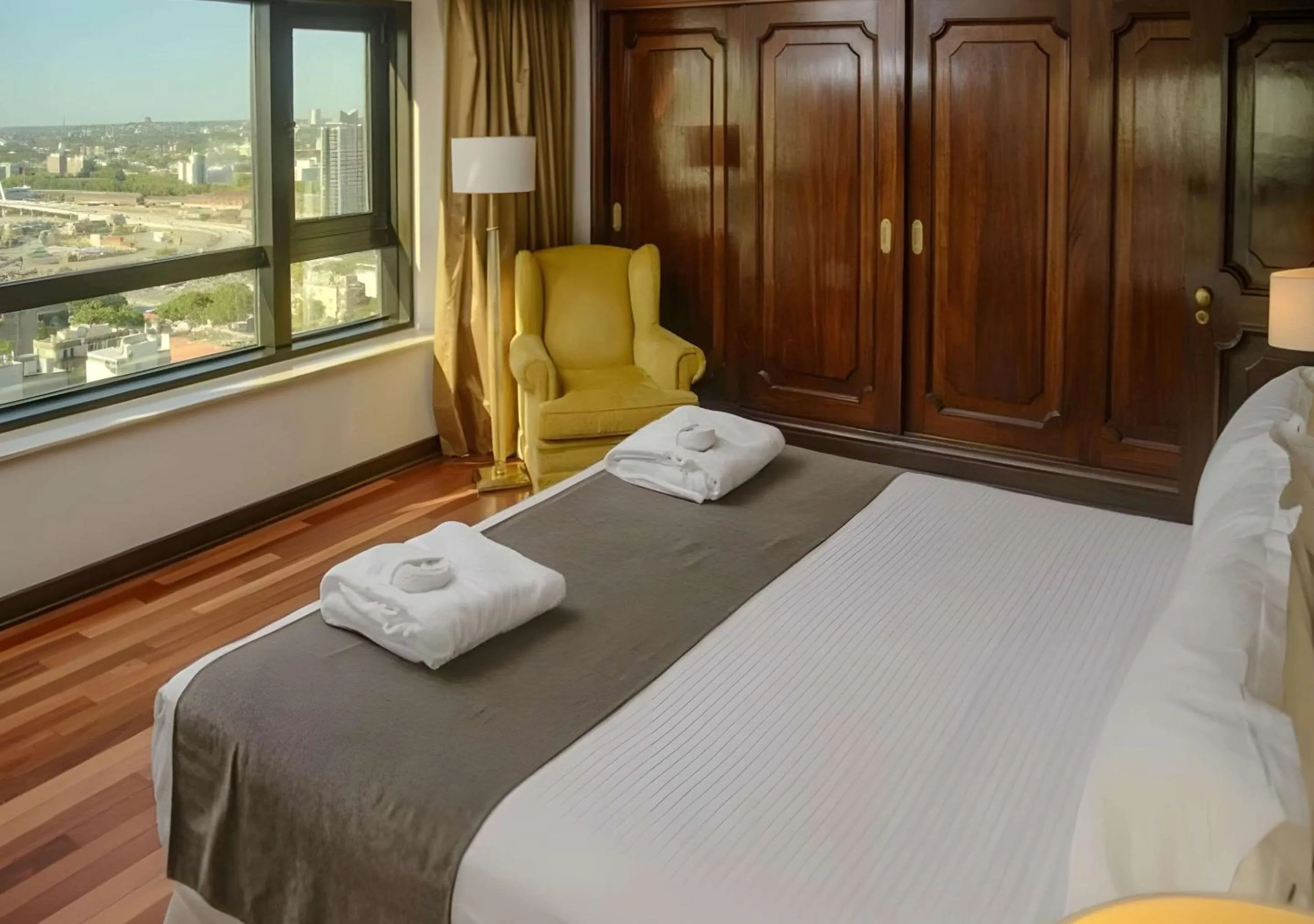 Bedroom, Bed in Radisson Montevideo Victoria Plaza Hotel