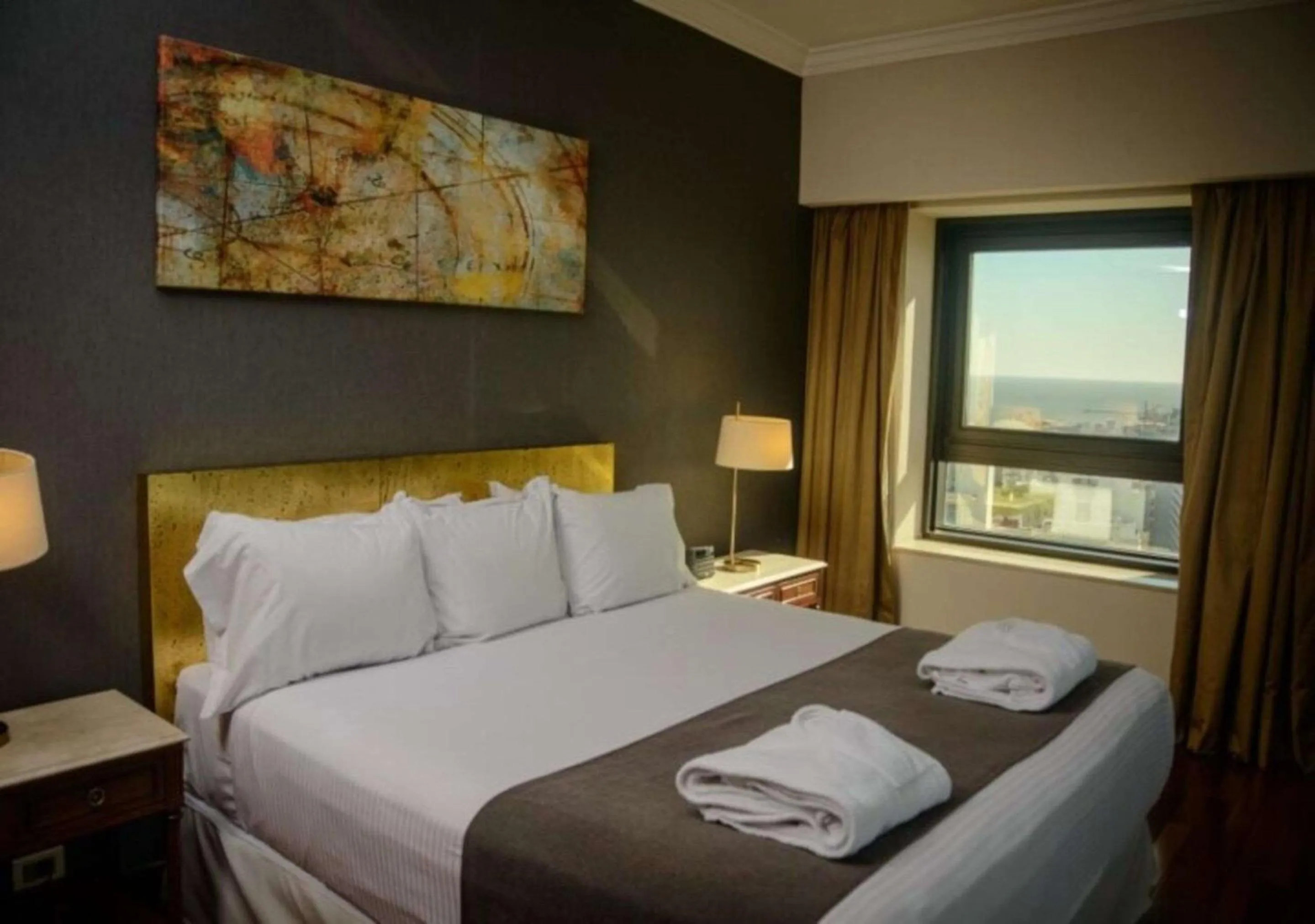 Bedroom, Bed in Radisson Montevideo Victoria Plaza Hotel