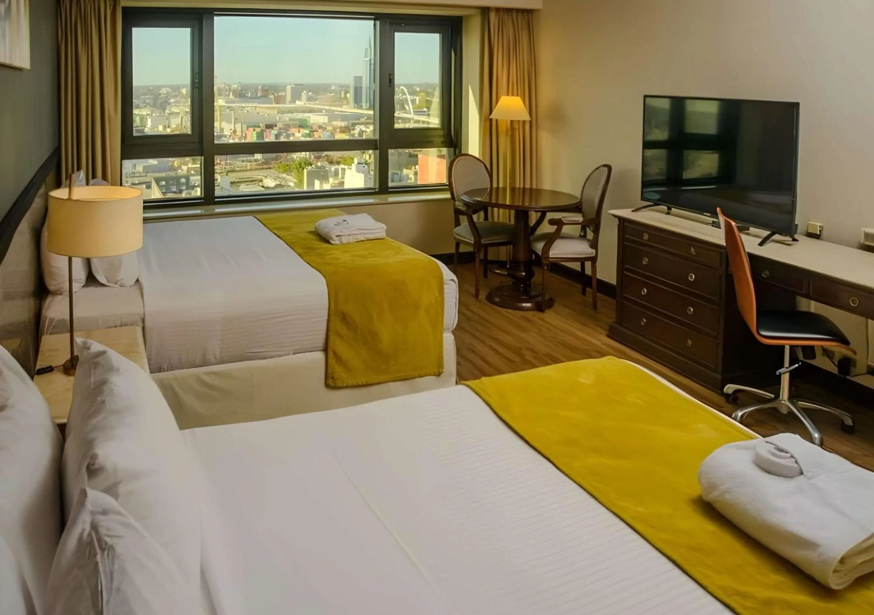 Bedroom, Bed in Radisson Montevideo Victoria Plaza Hotel