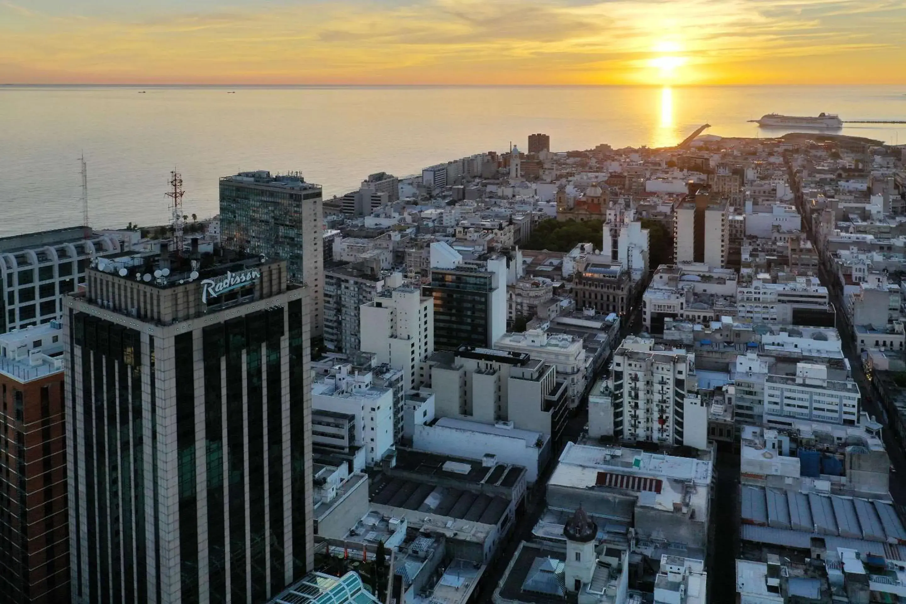 Property building in Radisson Montevideo Victoria Plaza Hotel Property building in Radisson Montevideo Victoria Plaza Hotel