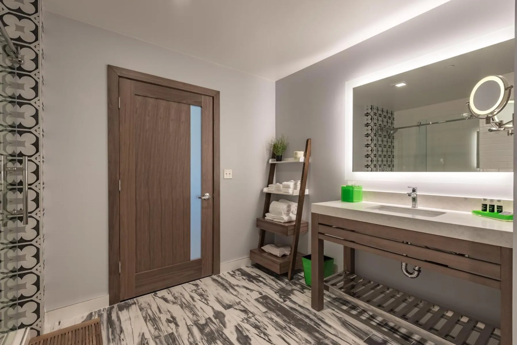 Bathroom, Bed in Lexen Hotel - North Hollywood Near Universal Studios