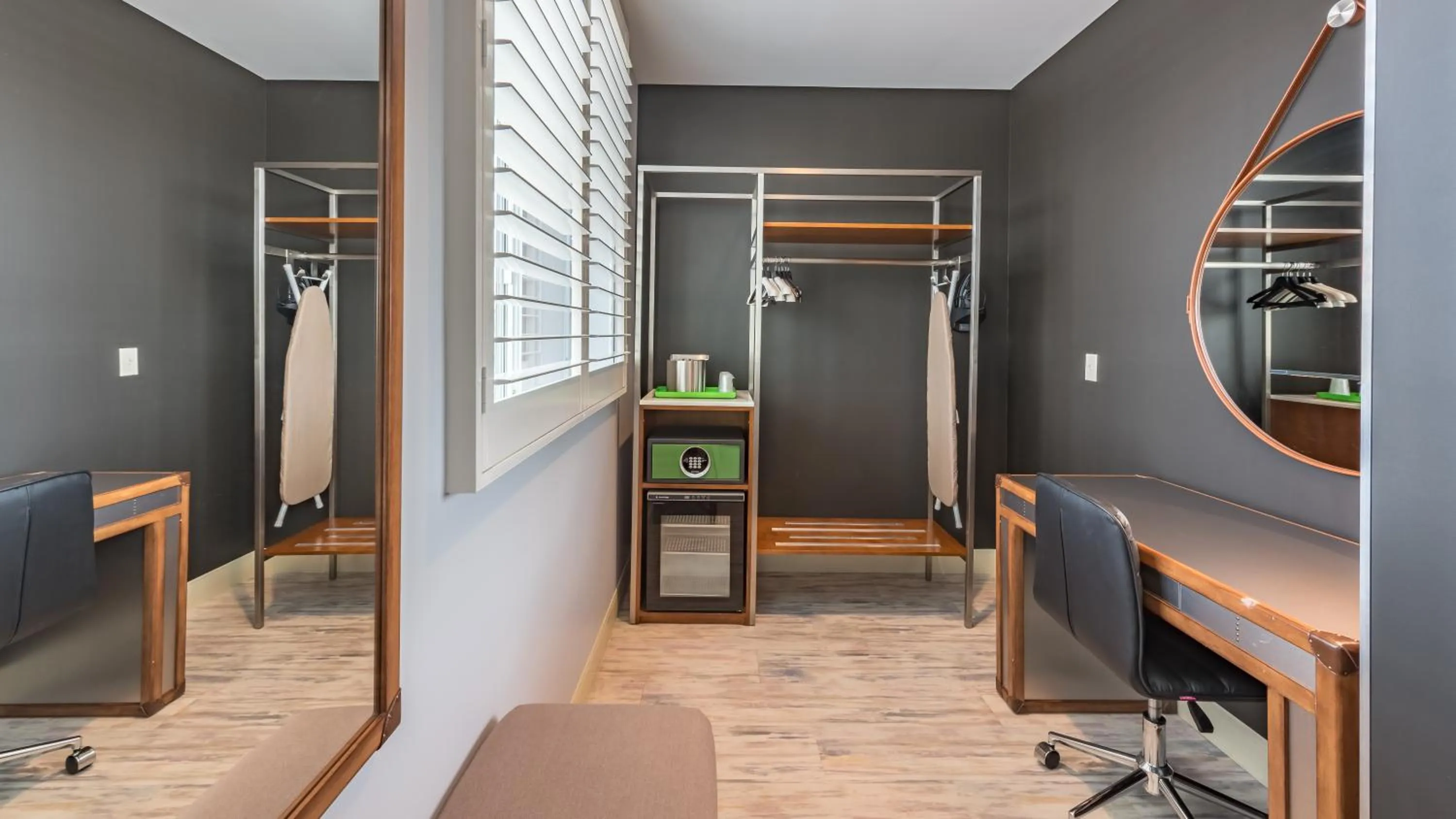 Bedroom in Lexen Hotel - North Hollywood Near Universal Studios