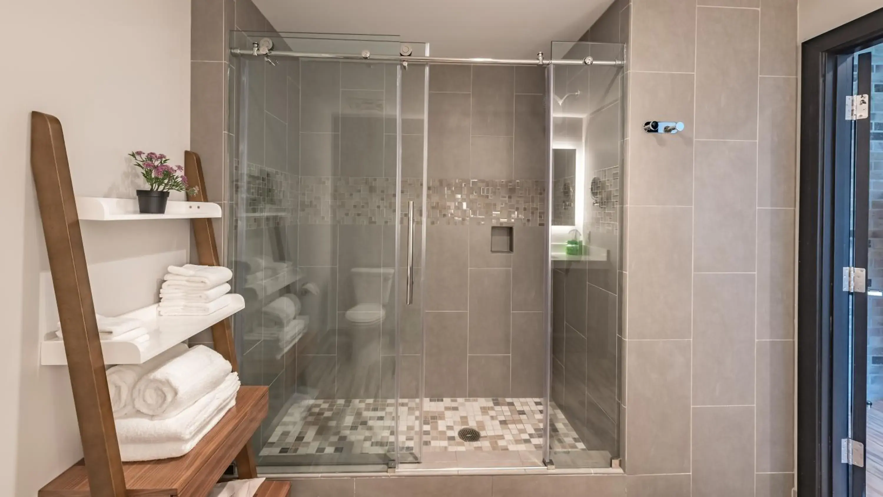 Preferred King Room - Disability Access in Lexen Hotel - North Hollywood Near Universal Studios Preferred King Room - Disability Access in Lexen Hotel - North Hollywood Near Universal Studios