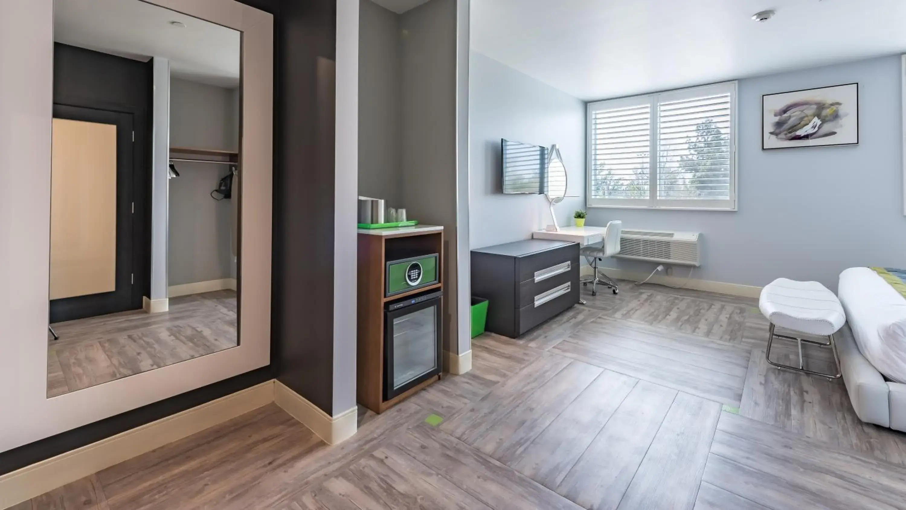 Preferred King Room in Lexen Hotel - North Hollywood Near Universal Studios Preferred King Room in Lexen Hotel - North Hollywood Near Universal Studios