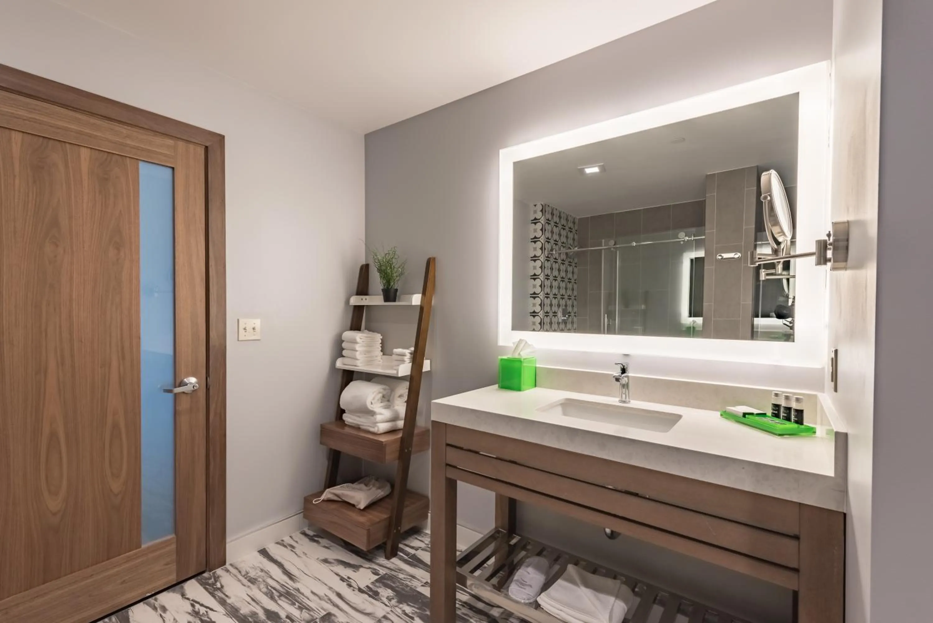 Bathroom in Lexen Hotel - North Hollywood Near Universal Studios