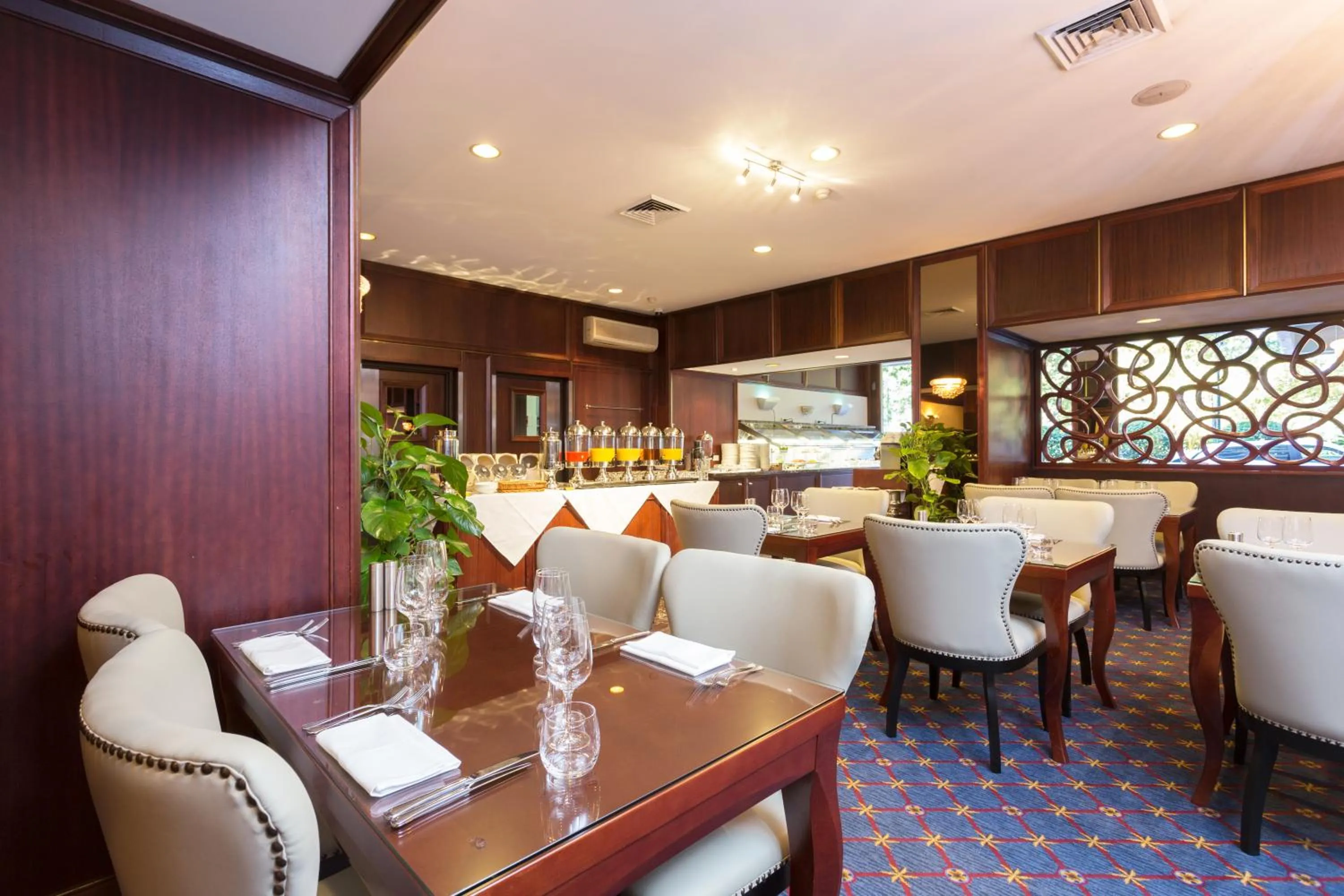 Restaurant/places to eat in Royal On The Park