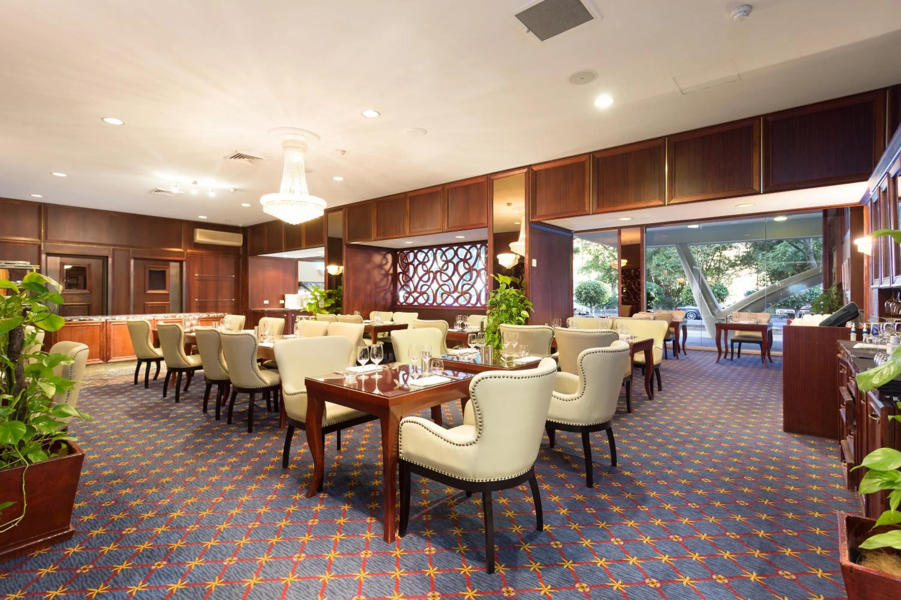 Restaurant/places to eat in Royal On The Park