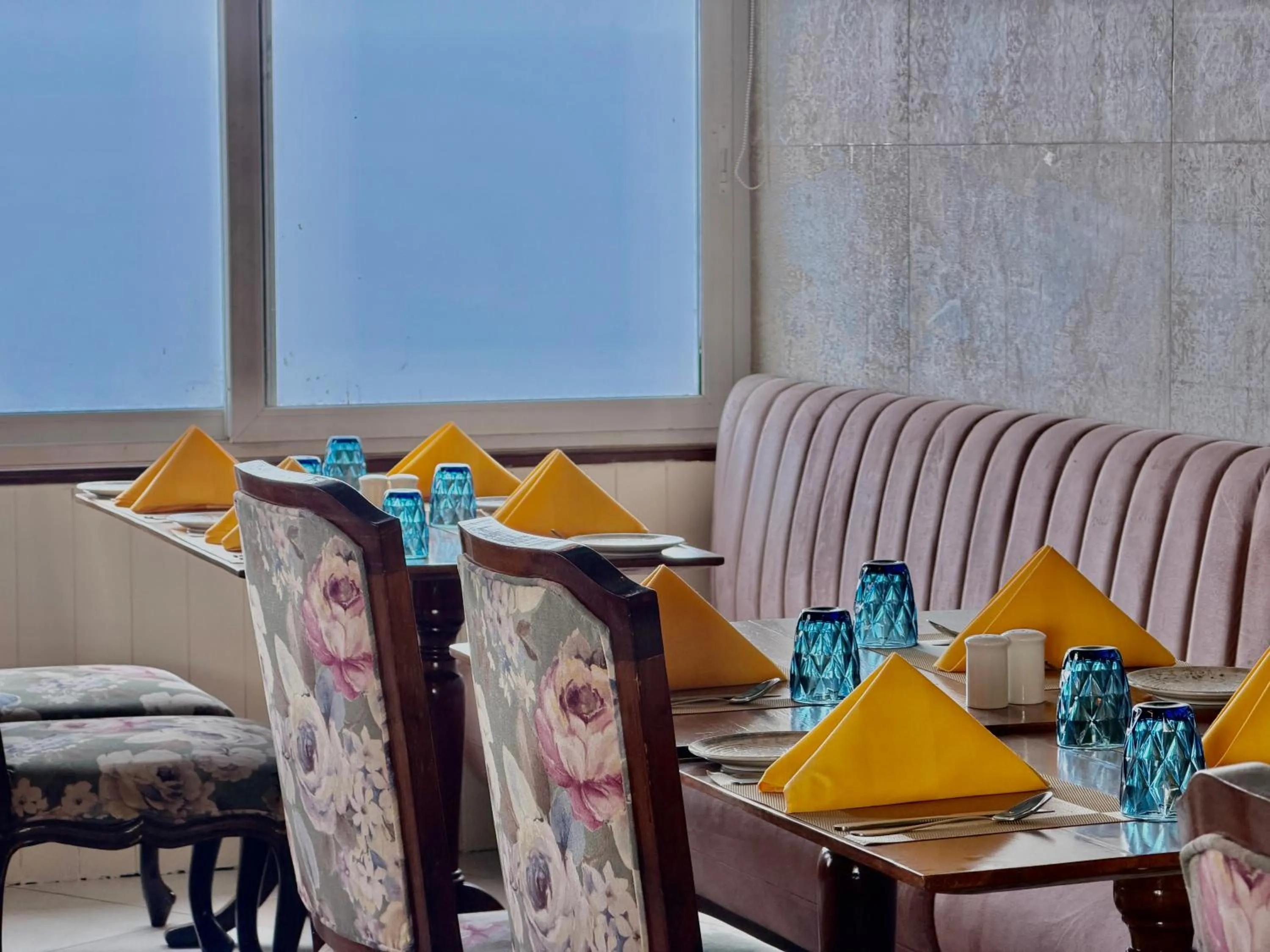 Restaurant/places to eat in Cochrane Place By Teesta Hotels