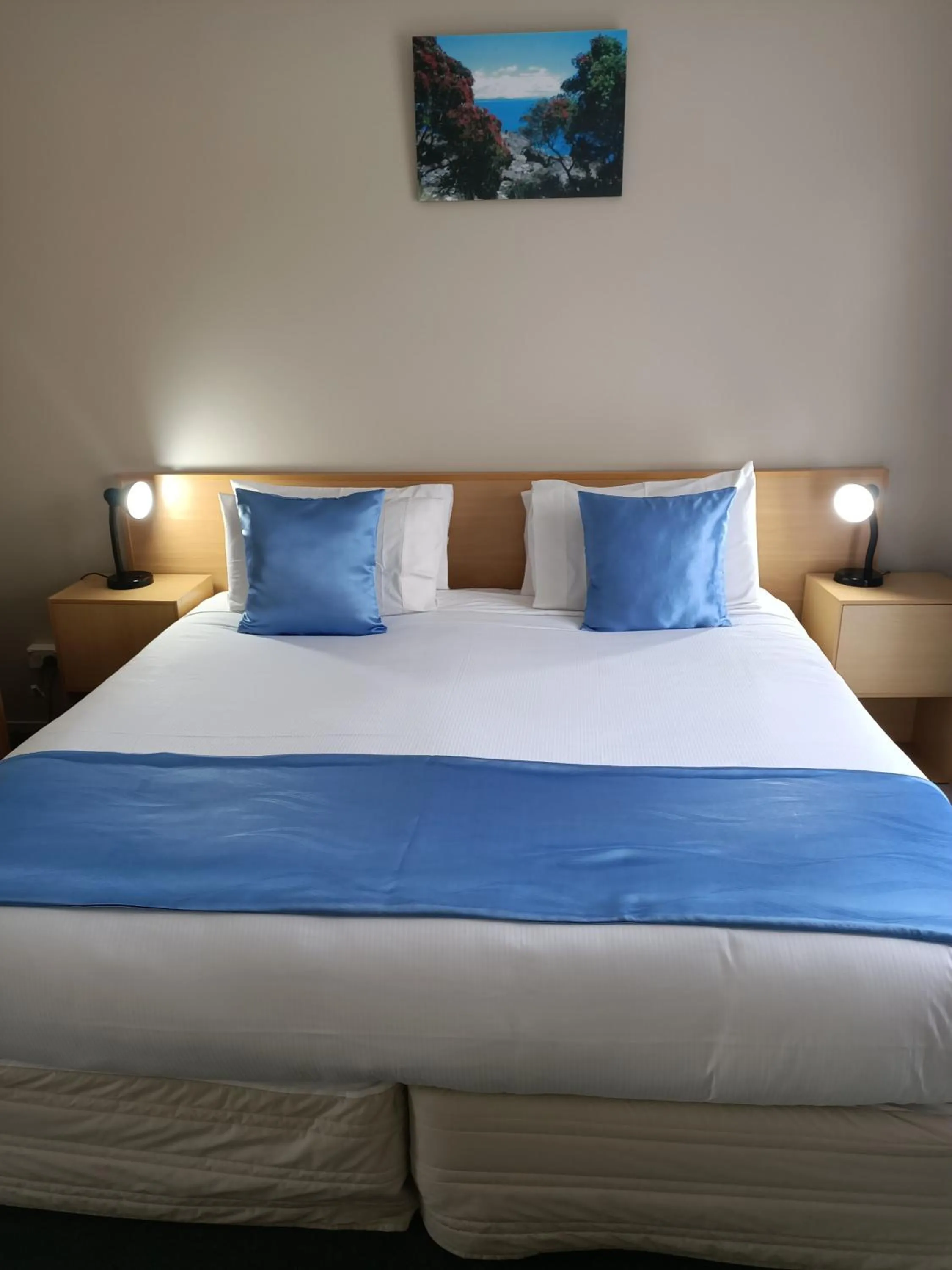 Bedroom, Bed in ASURE Macy's Motor Inn