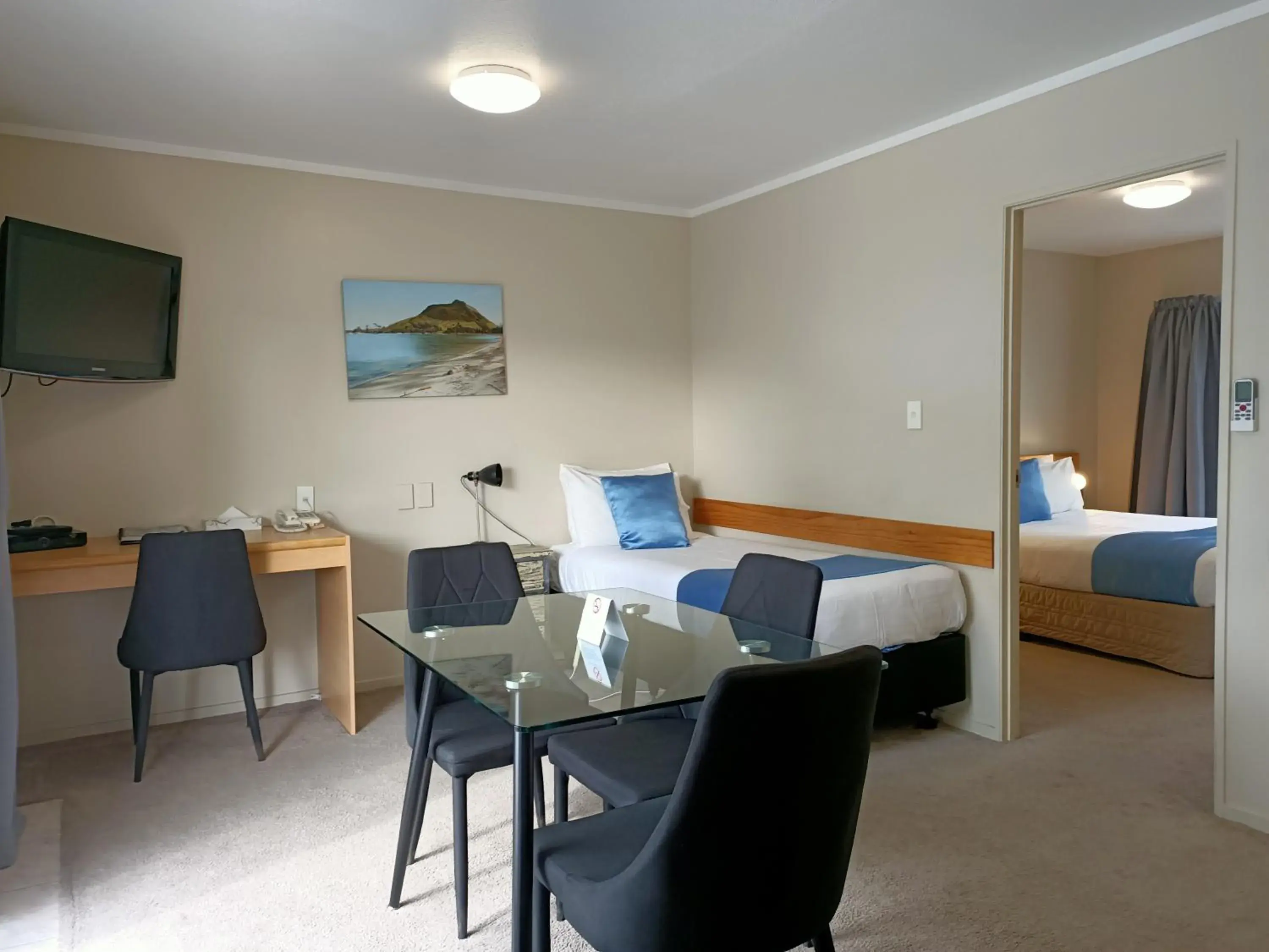 Deluxe One-Bedroom Suite with Spa Bath in ASURE Macy's Motor Inn Deluxe One-Bedroom Suite with Spa Bath in ASURE Macy's Motor Inn