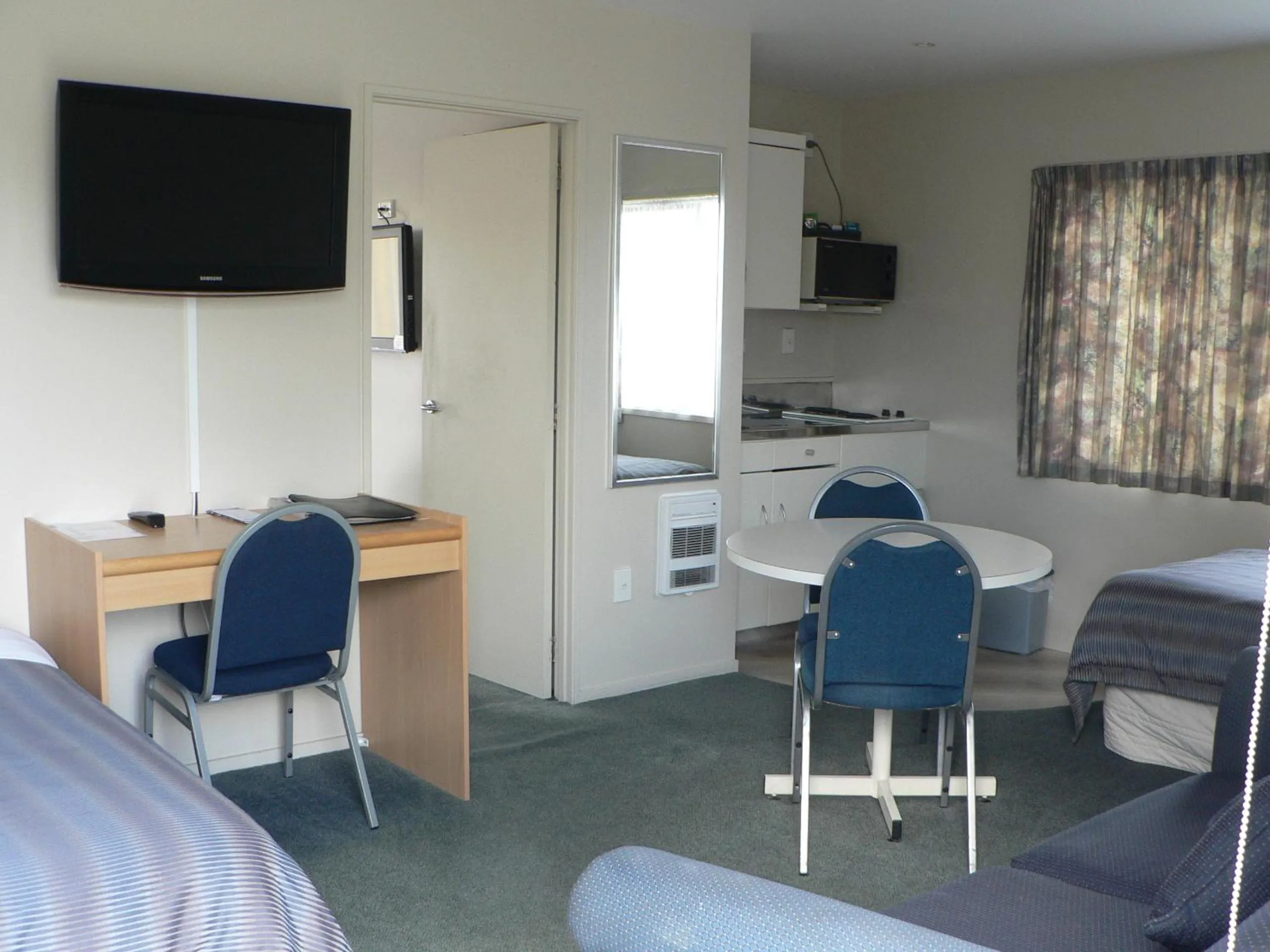 Communal lounge/ TV room in ASURE Macy's Motor Inn