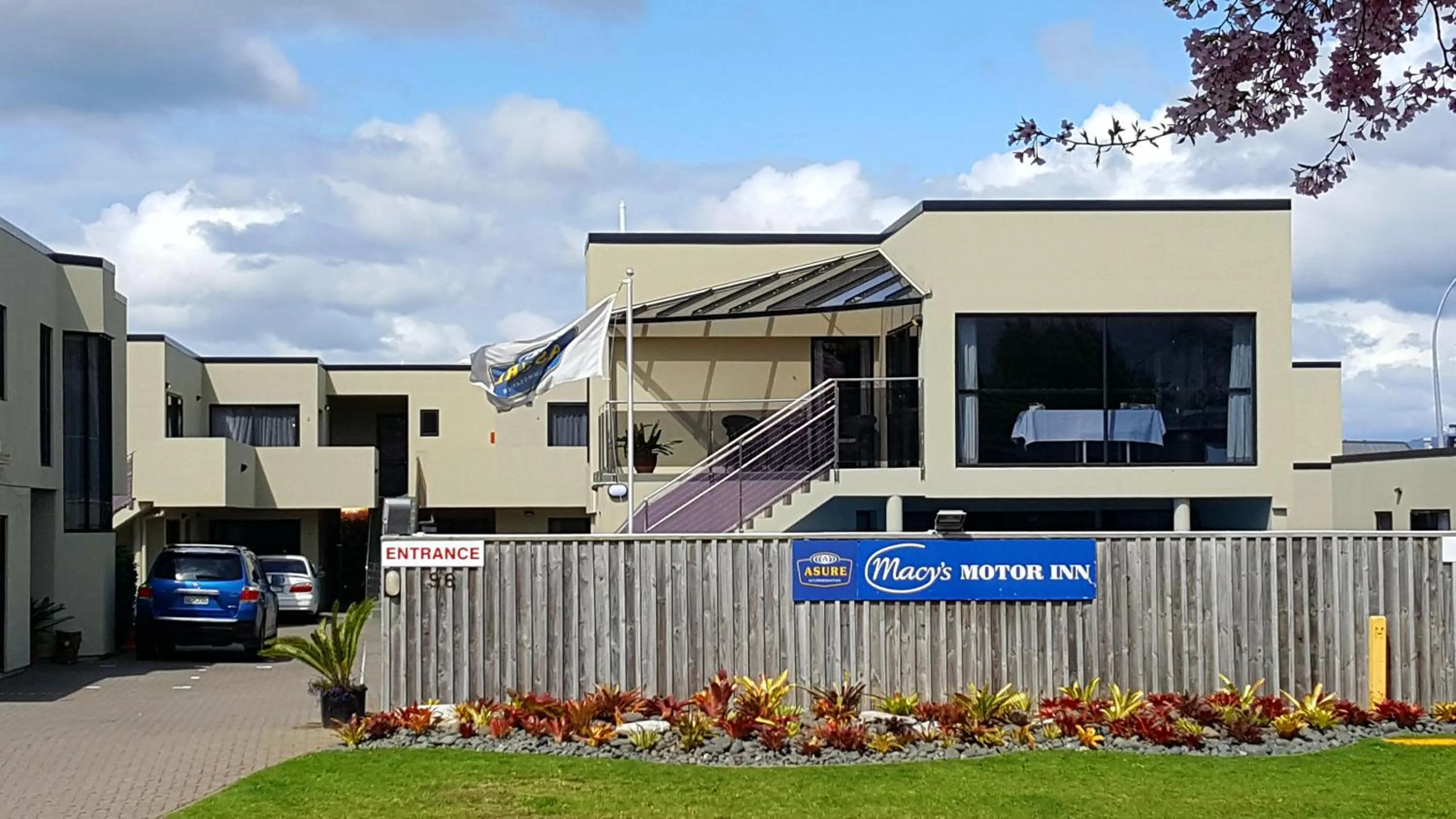 Facade/entrance in ASURE Macy's Motor Inn