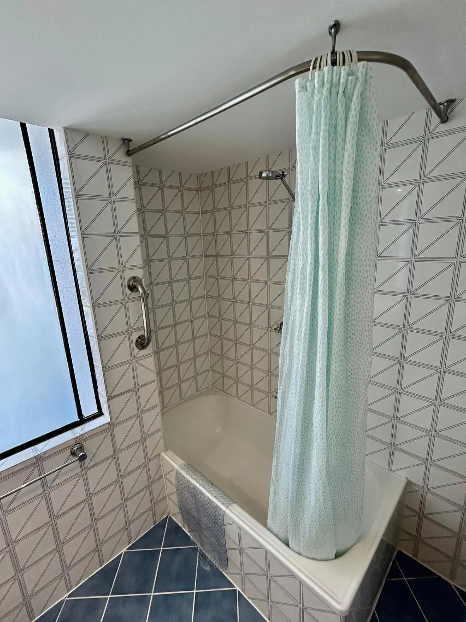 Shower in Pacific Resort Broadbeach