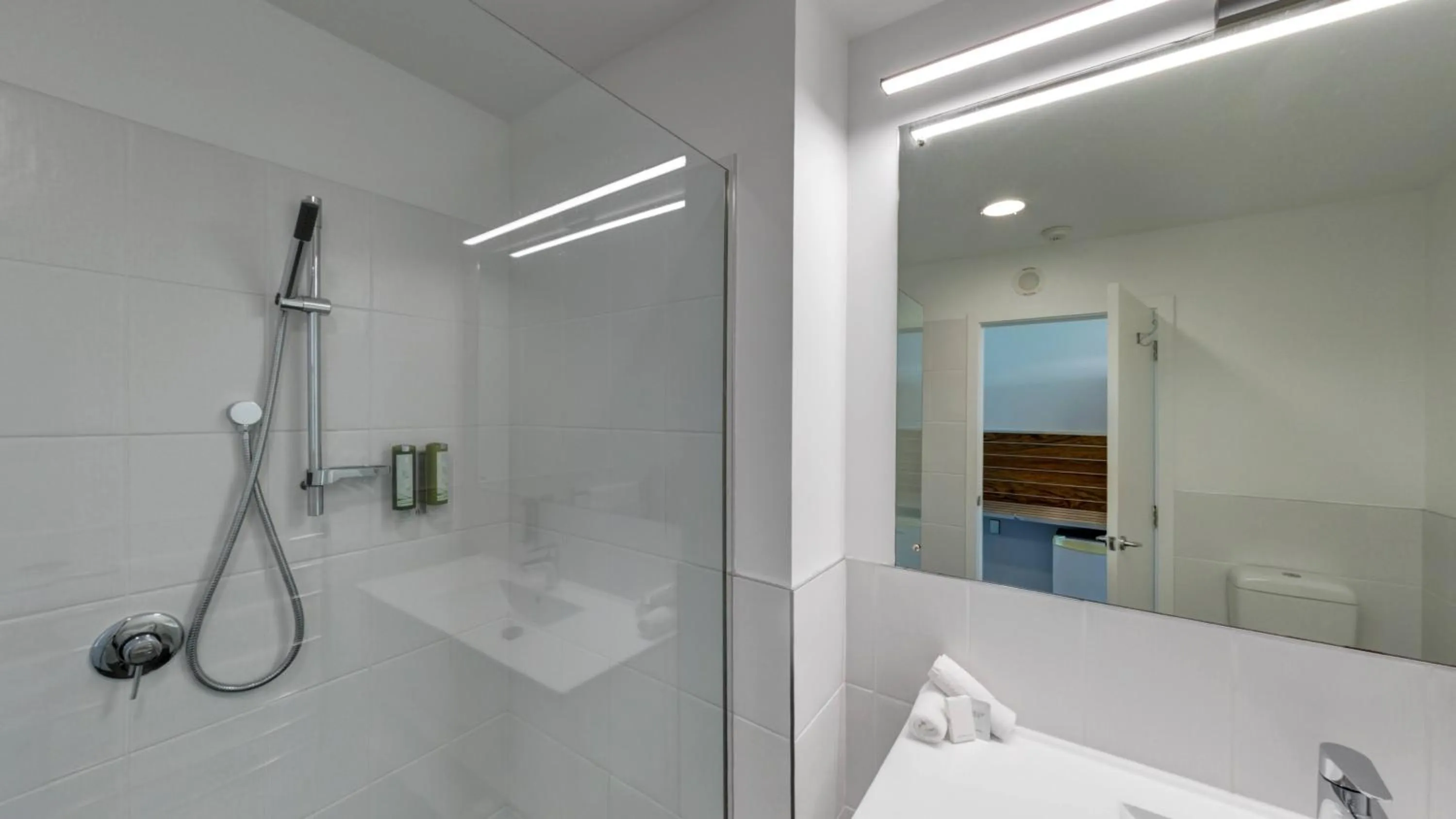 Shower in Beachfront Hotel Hokitika