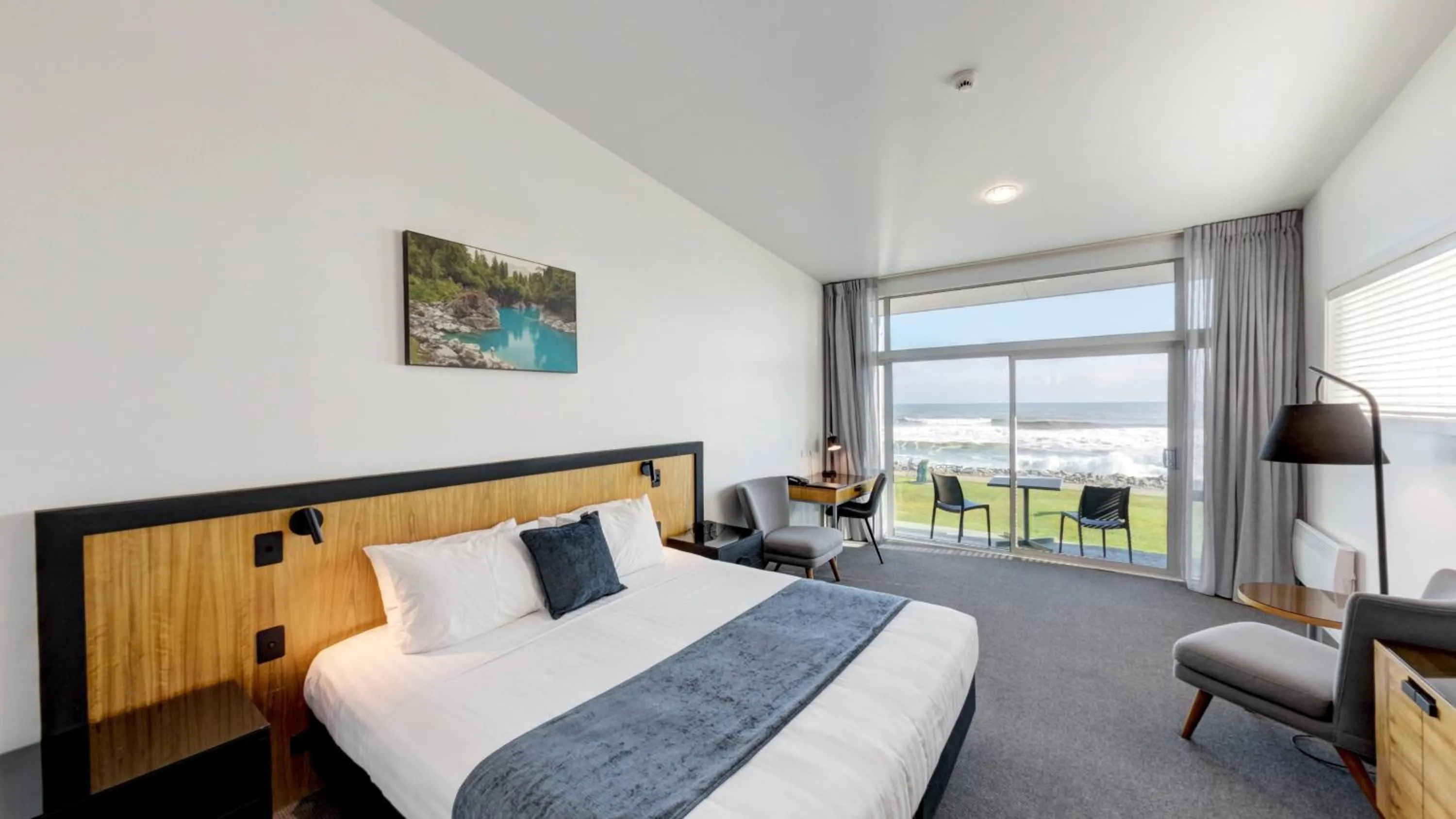 View (from property/room), Bed in Beachfront Hotel Hokitika