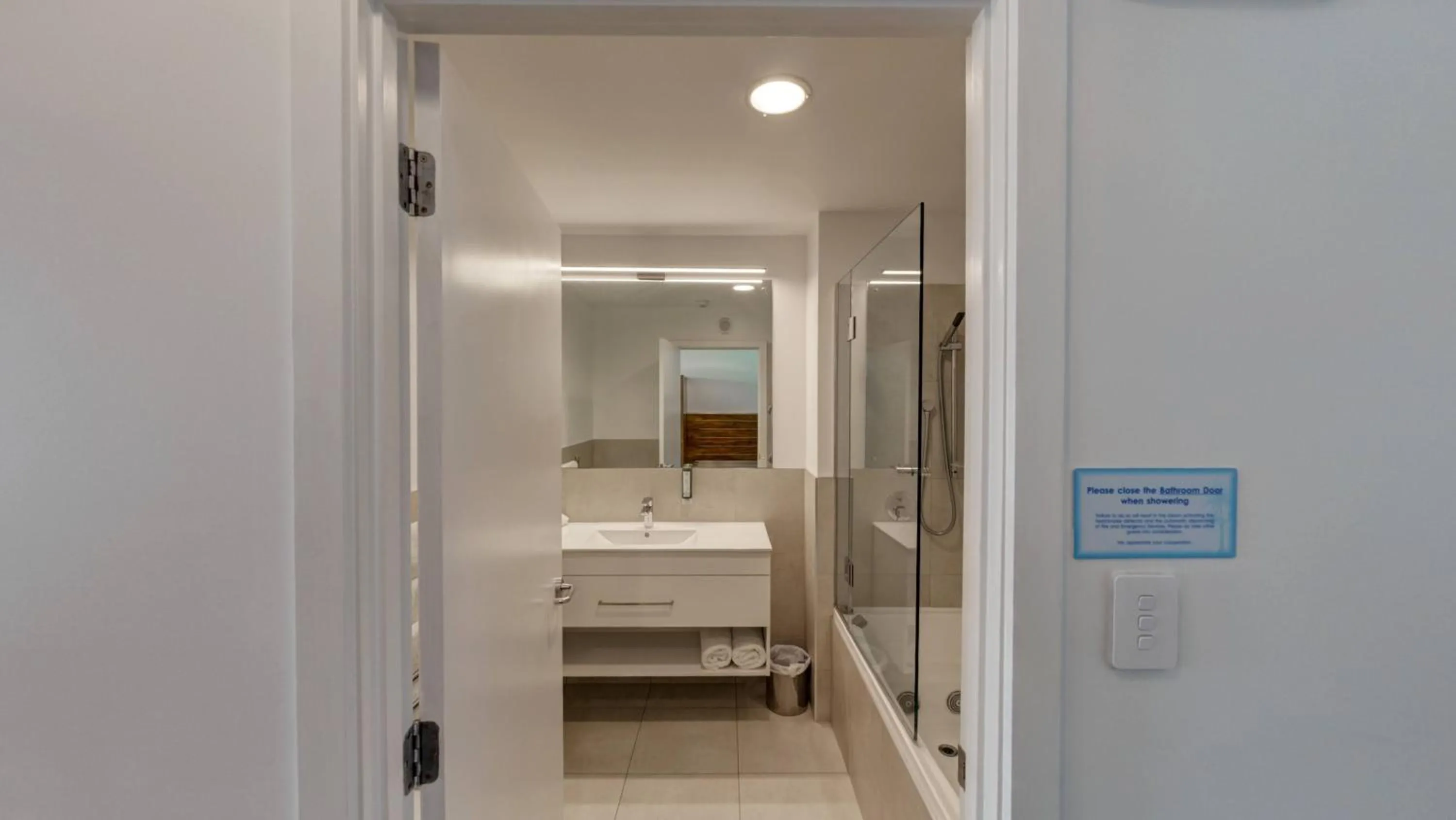 Shower in Beachfront Hotel Hokitika