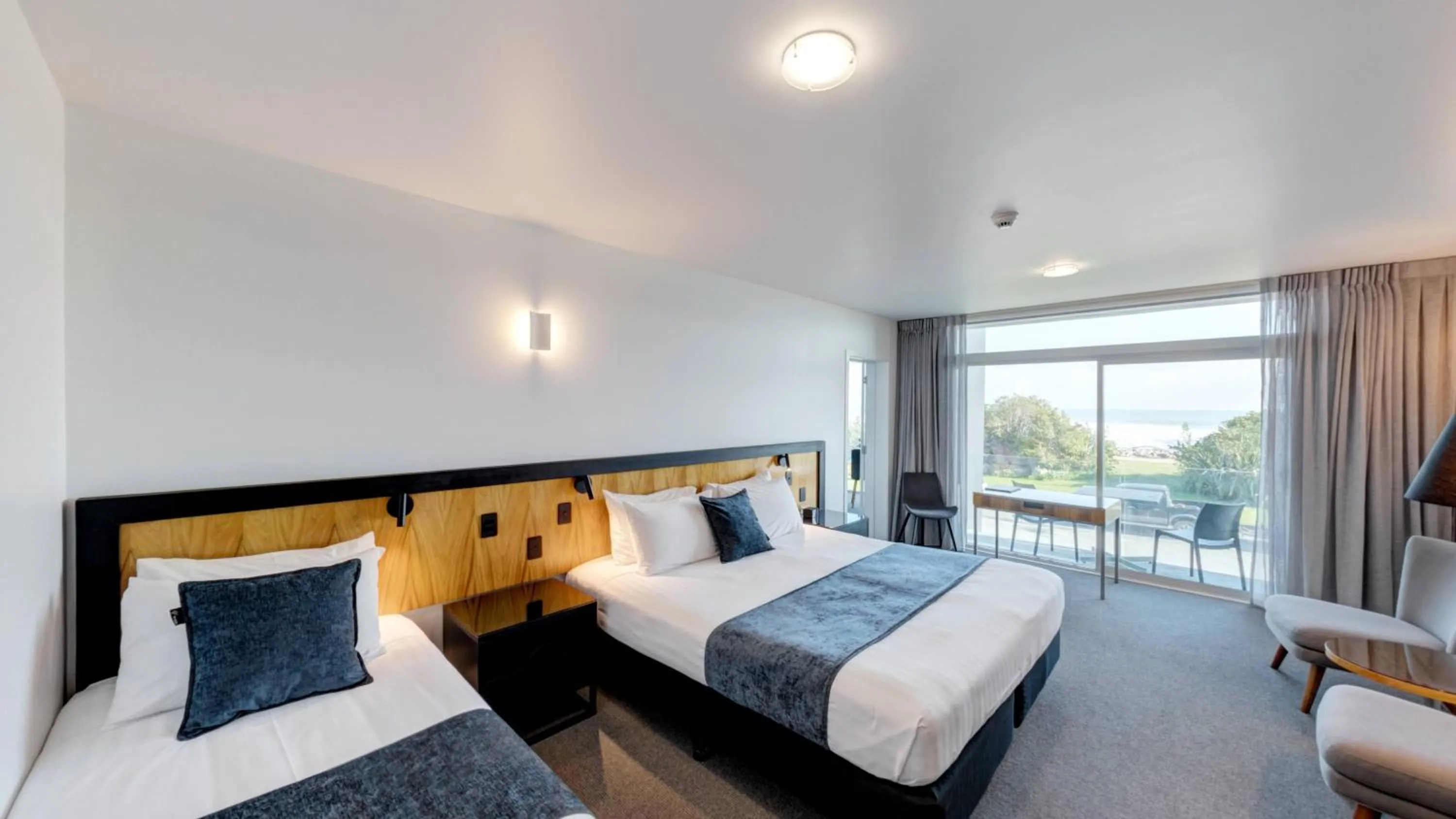 Photo of the whole room, Bed in Beachfront Hotel Hokitika