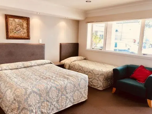 Bed in Phoenix Palm Motel Bed in Phoenix Palm Motel