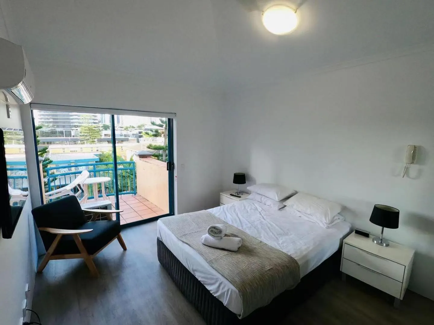 Bed in Aruba Surf Resort