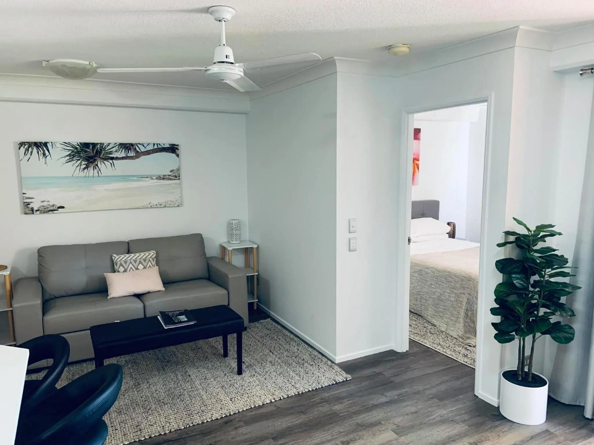 Bed in Aruba Surf Resort