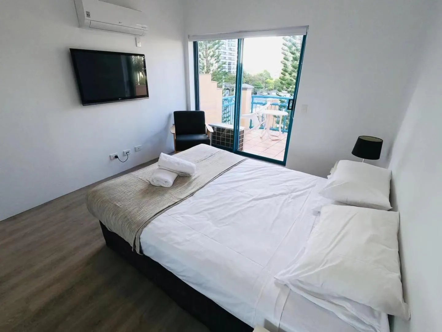 Bed in Aruba Surf Resort