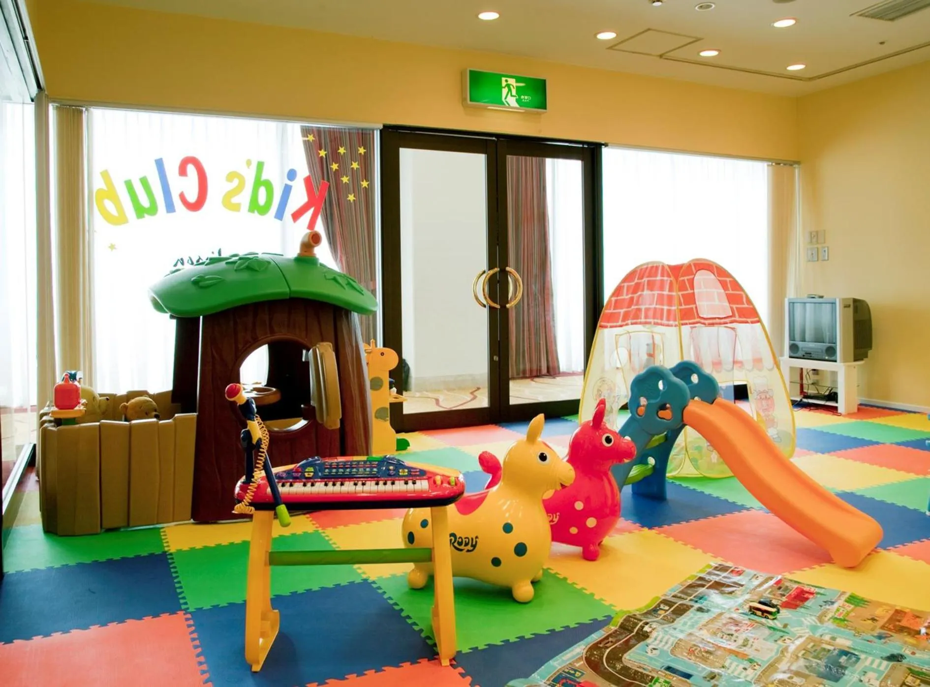 Communal lounge/ TV room in International Resort Hotel Yurakujo