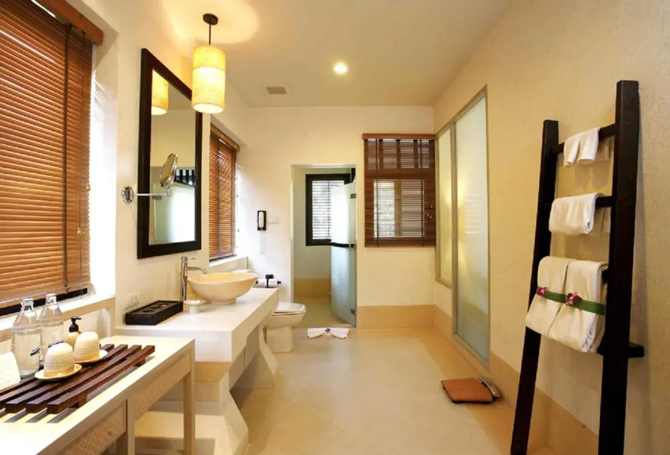 Bathroom, Bed in Melati Beach Resort & Spa Bathroom, Bed in Melati Beach Resort & Spa