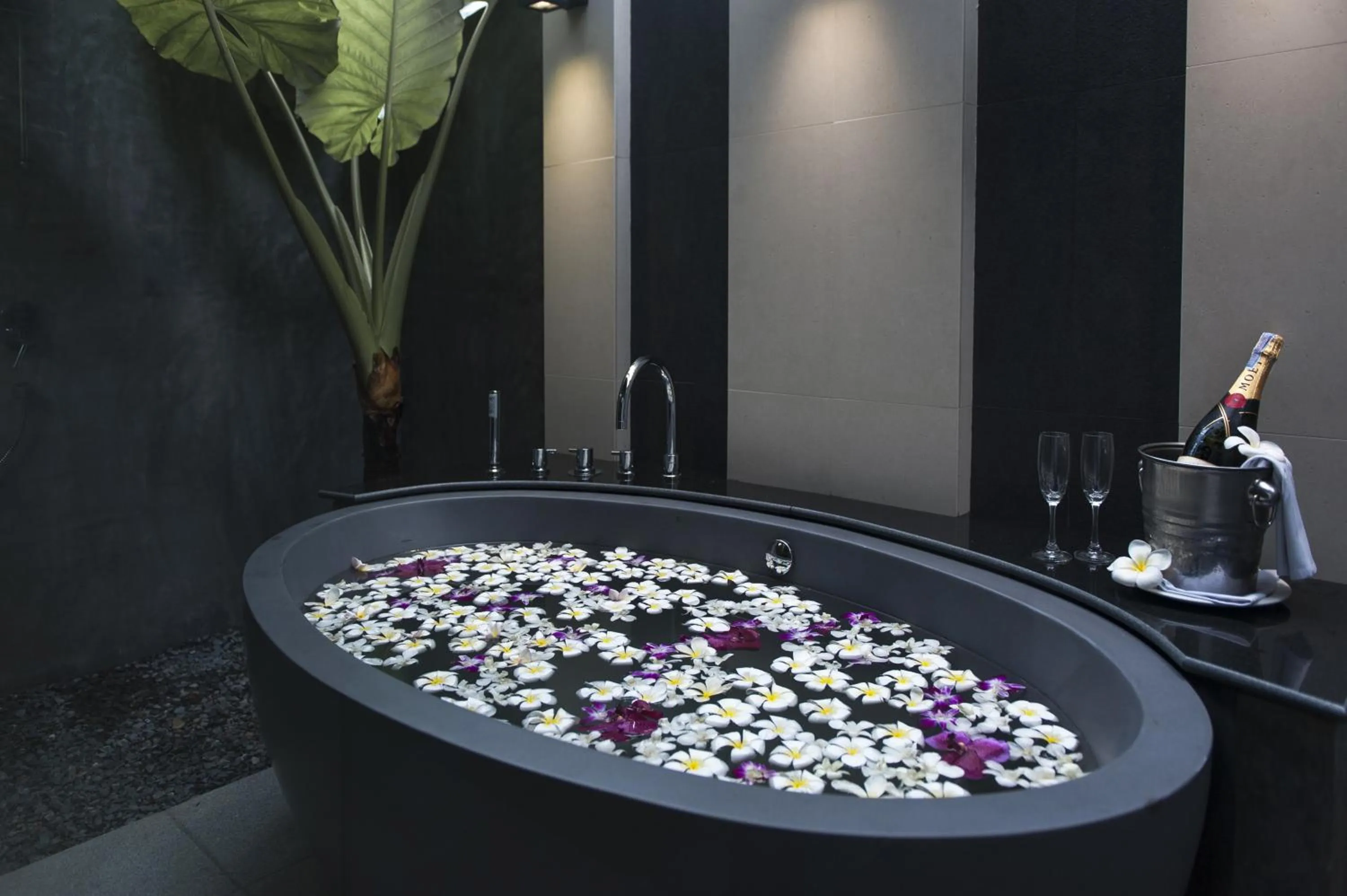 Bathroom in Chaweng Regent Beach Resort