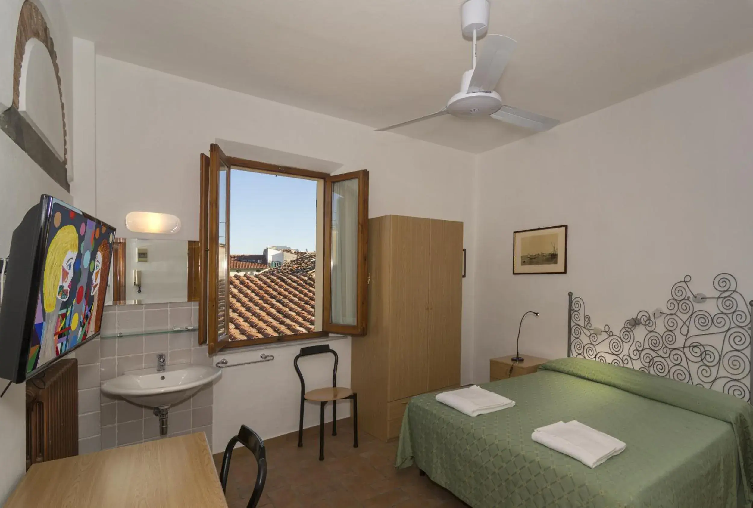 Double or Twin Room with Shared Bathroom in Helvetia Pisa Tower Double or Twin Room with Shared Bathroom in Helvetia Pisa Tower