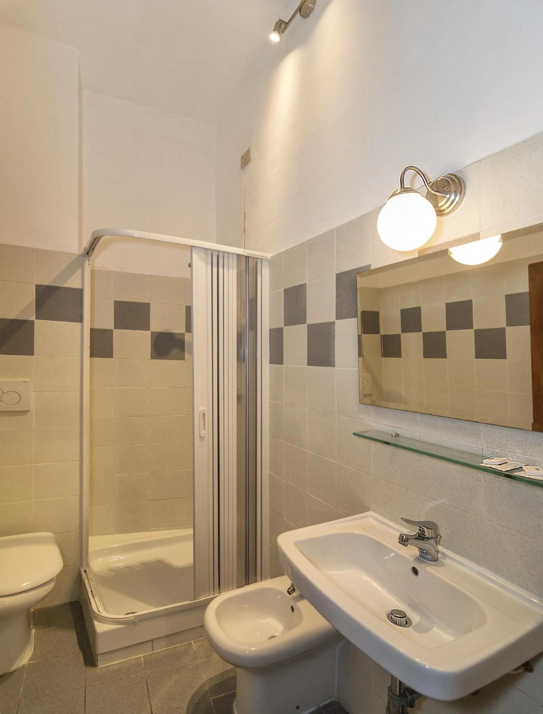 Shower in Helvetia Pisa Tower