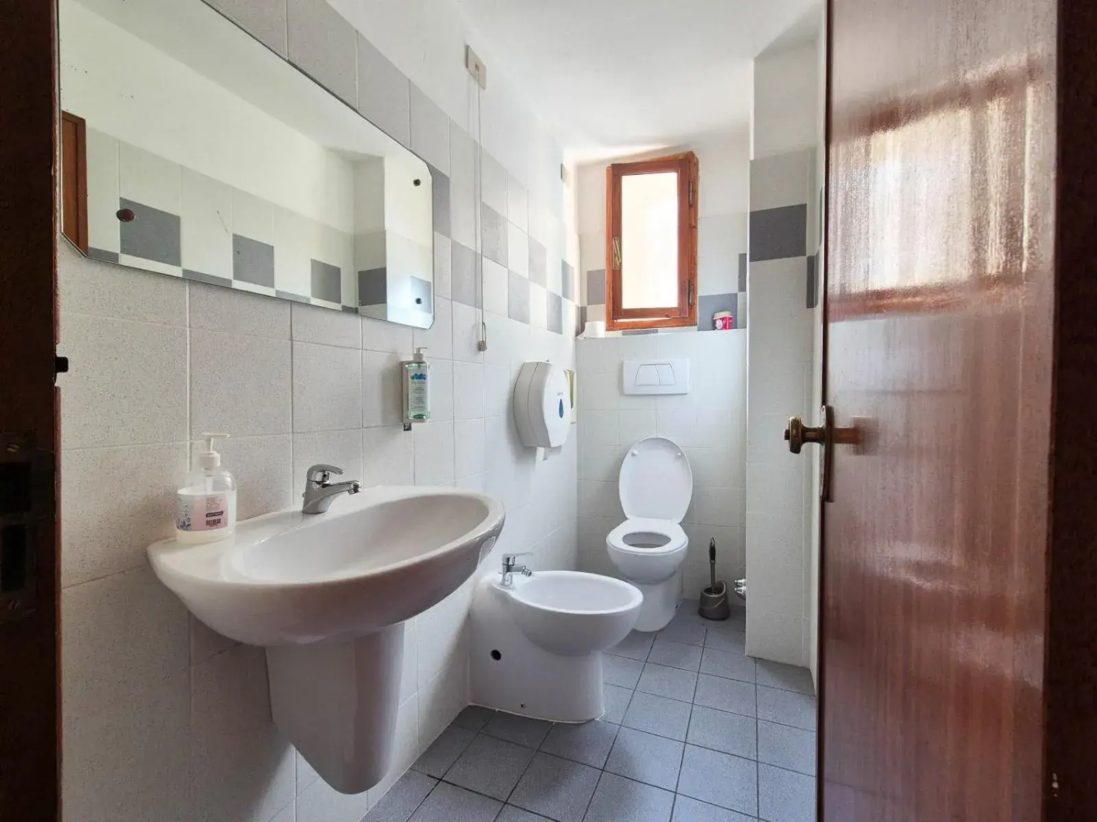 Single Room with Shared Bathroom in Helvetia Pisa Tower Single Room with Shared Bathroom in Helvetia Pisa Tower