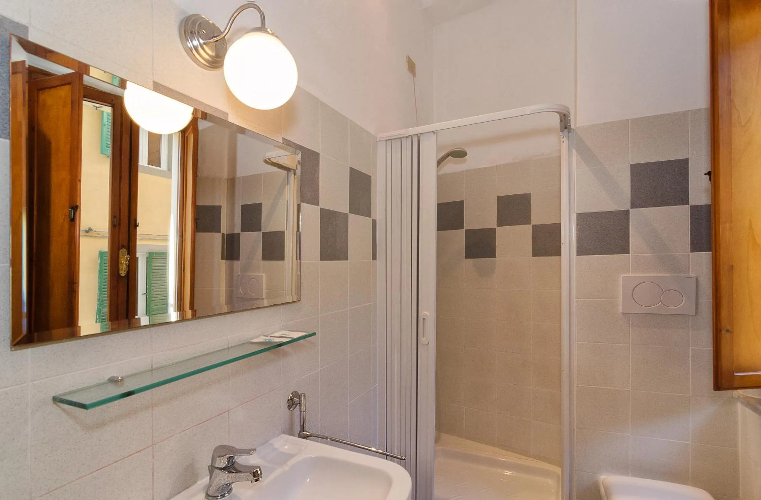 Shower in Helvetia Pisa Tower