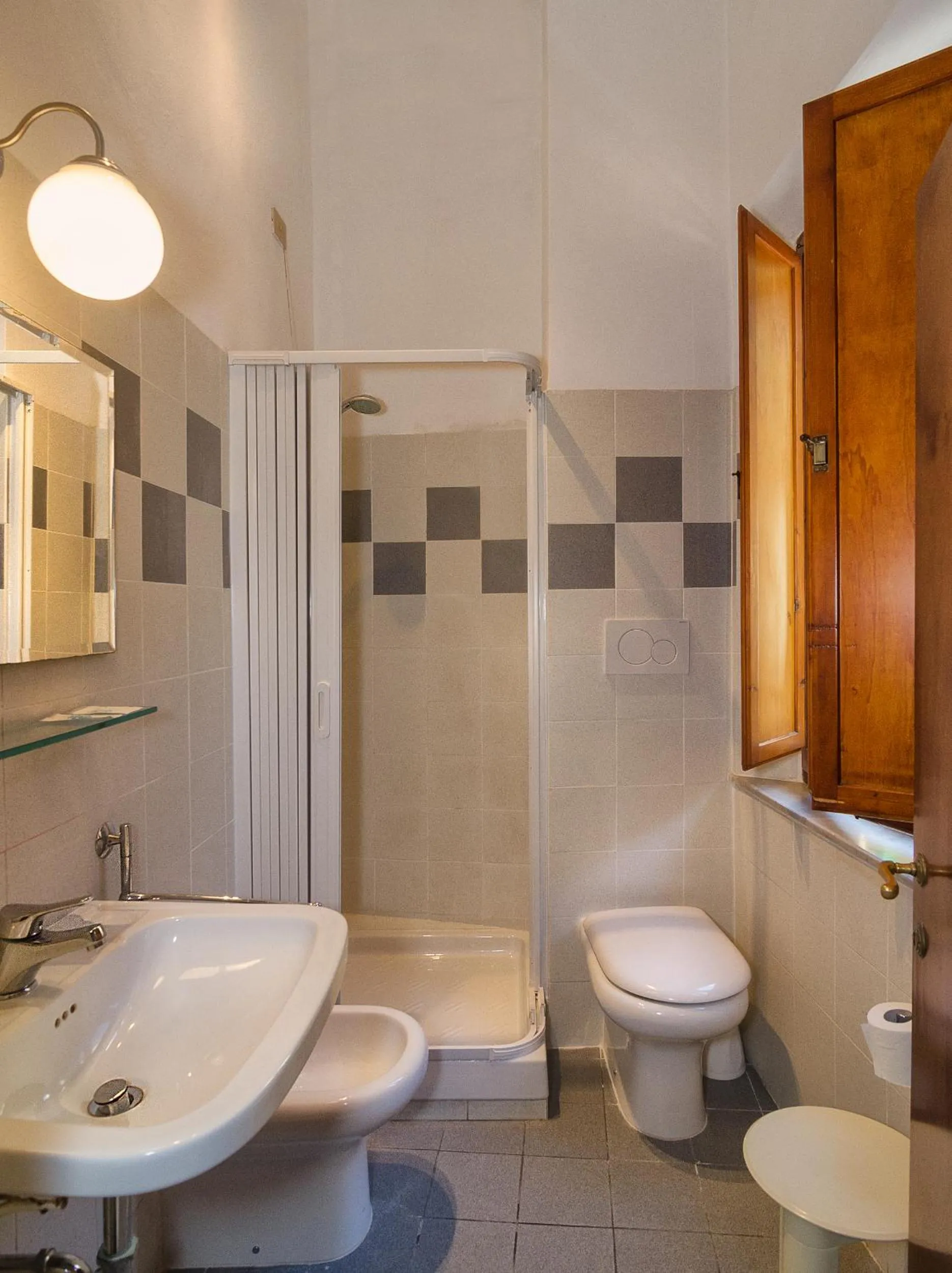 Shower in Helvetia Pisa Tower