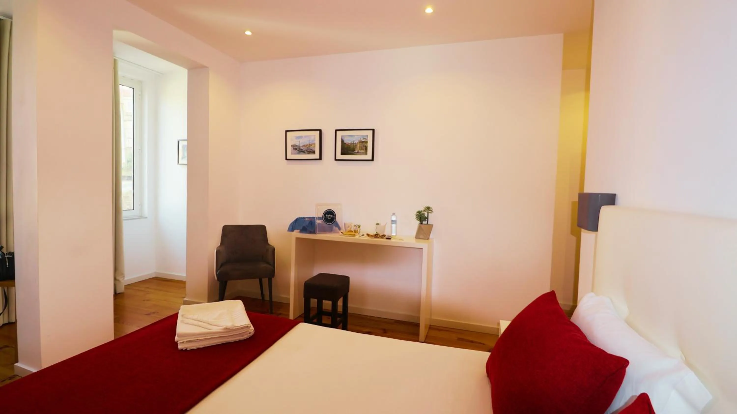 Breakfast, Bed in MyStay Porto Centro