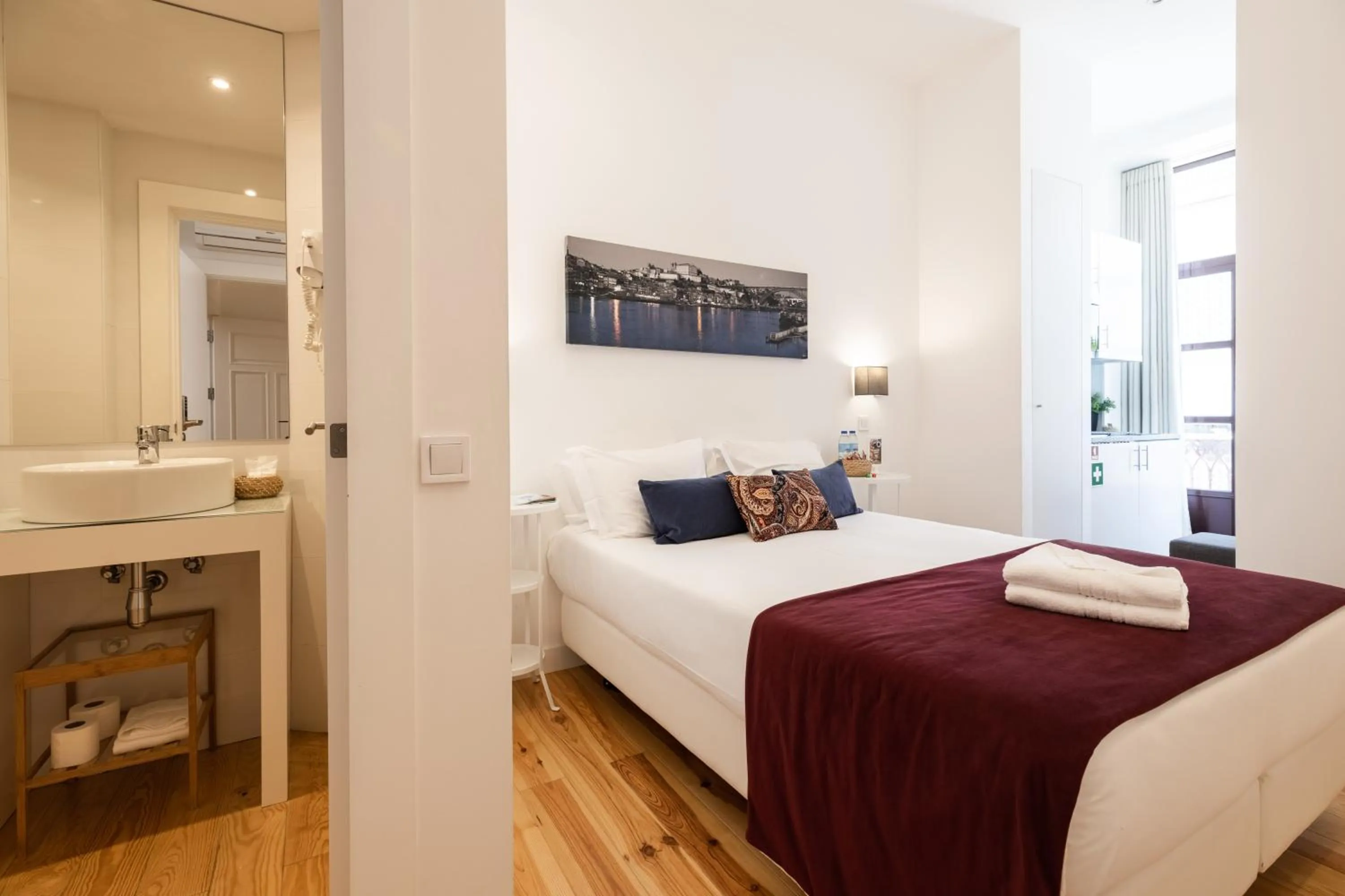 Bedroom, Bed in MyStay Porto Centro