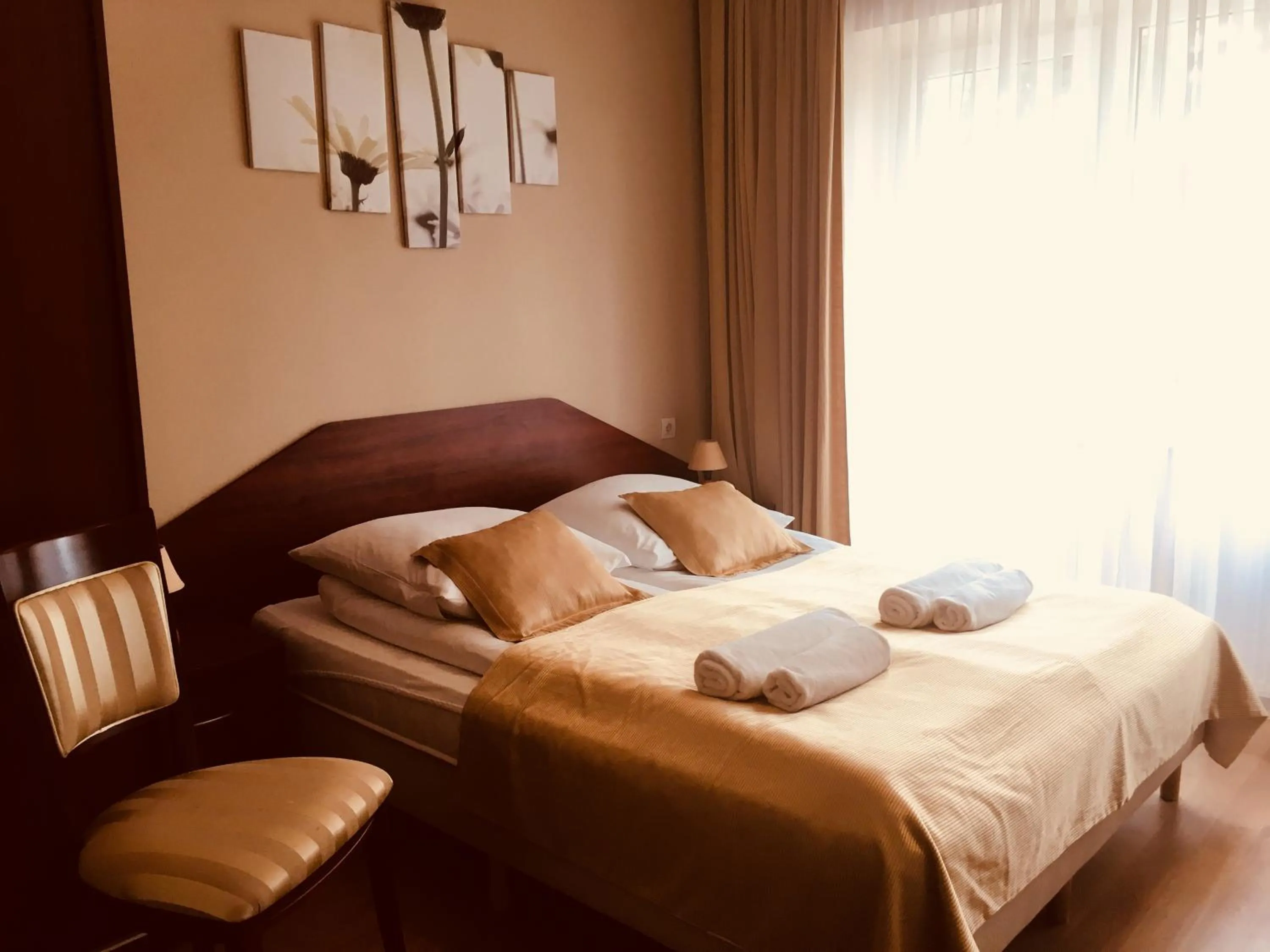 Photo of the whole room, Bed in Neptun