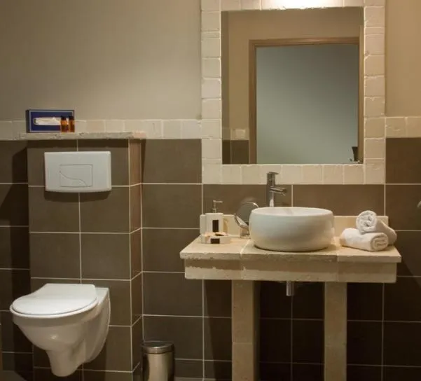 Bathroom in l'Hotellerie Kouros