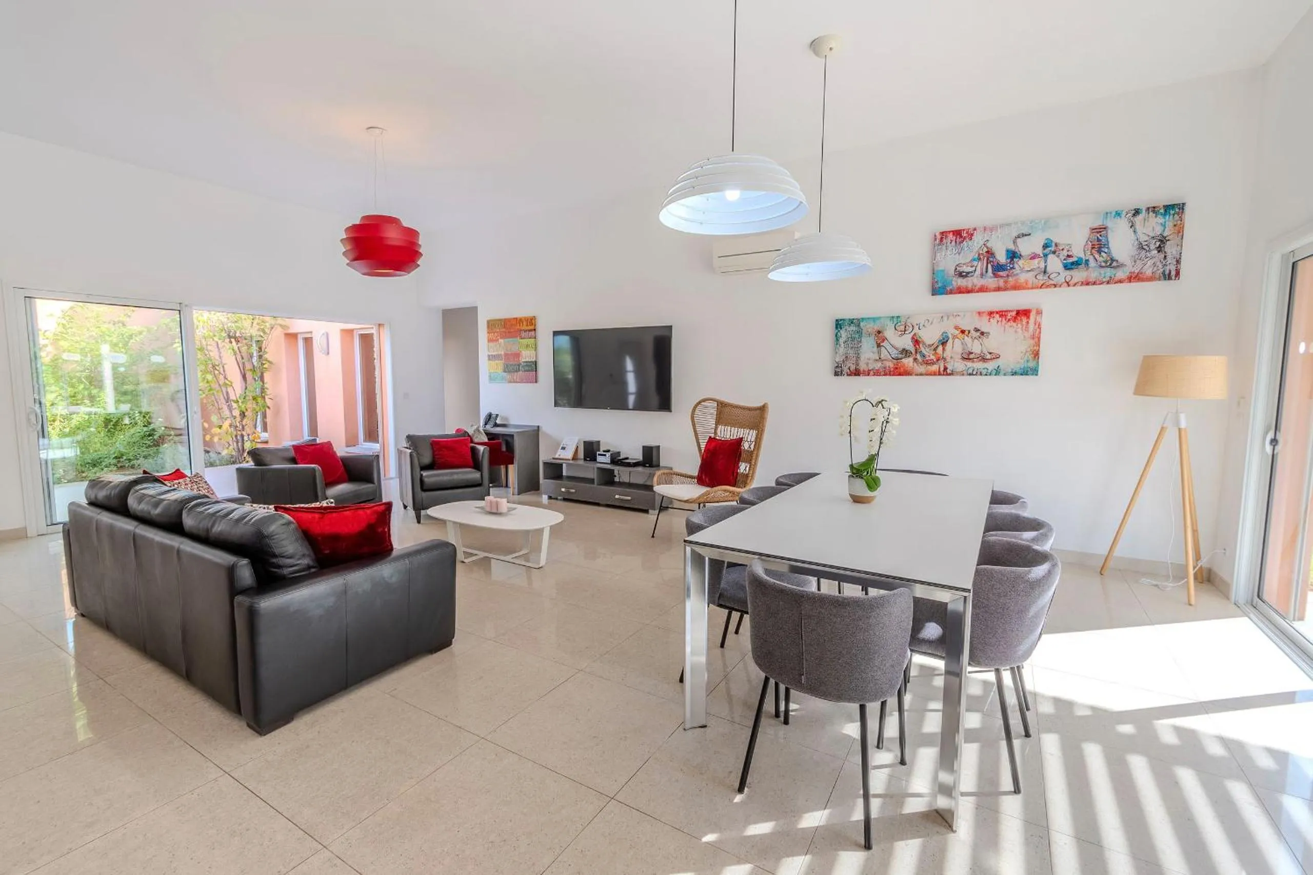 TV and multimedia in Domaine Villas Mandarine Private Pools & Spa