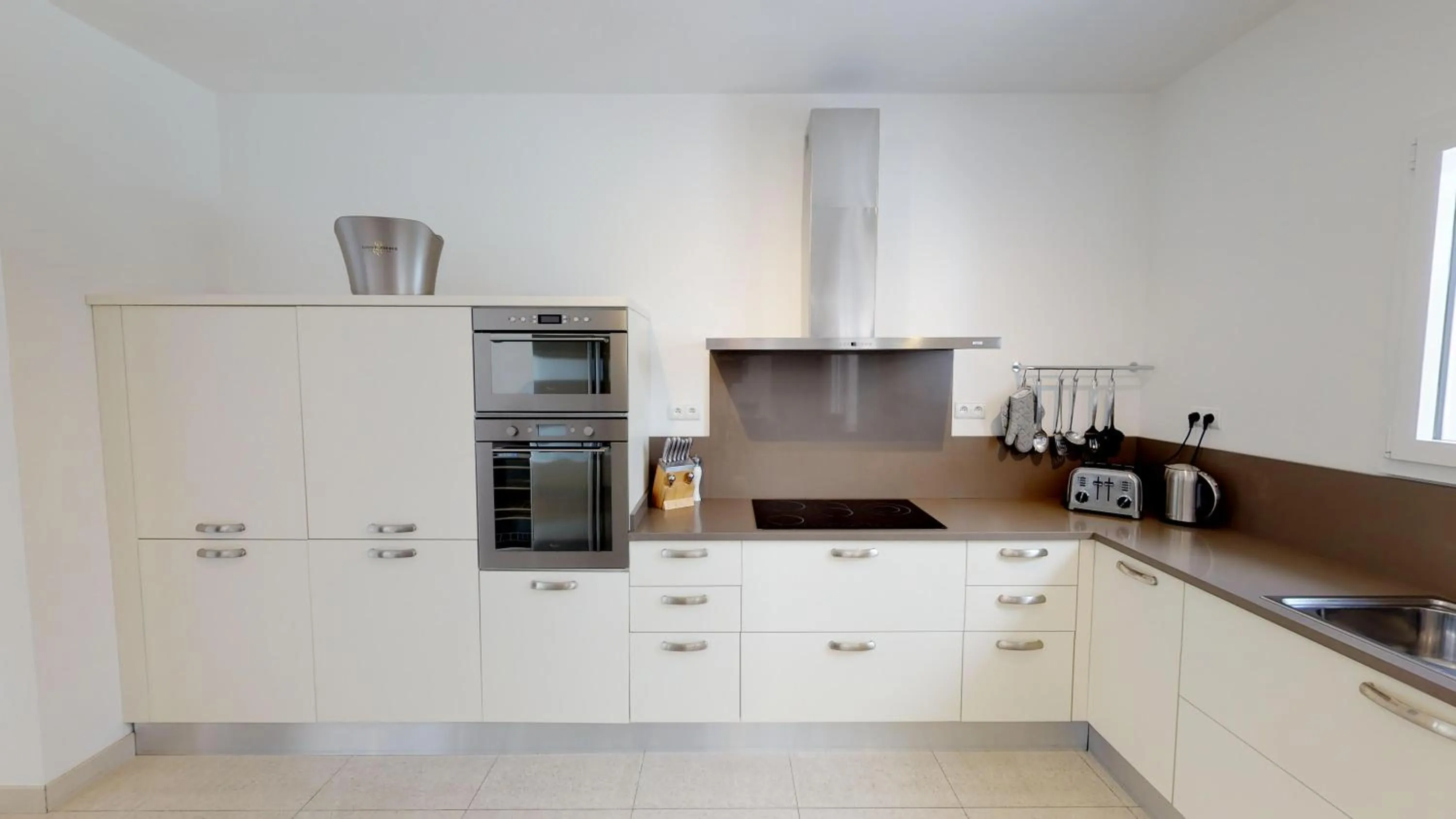 dishwasher in Domaine Villas Mandarine Private Pools & Spa