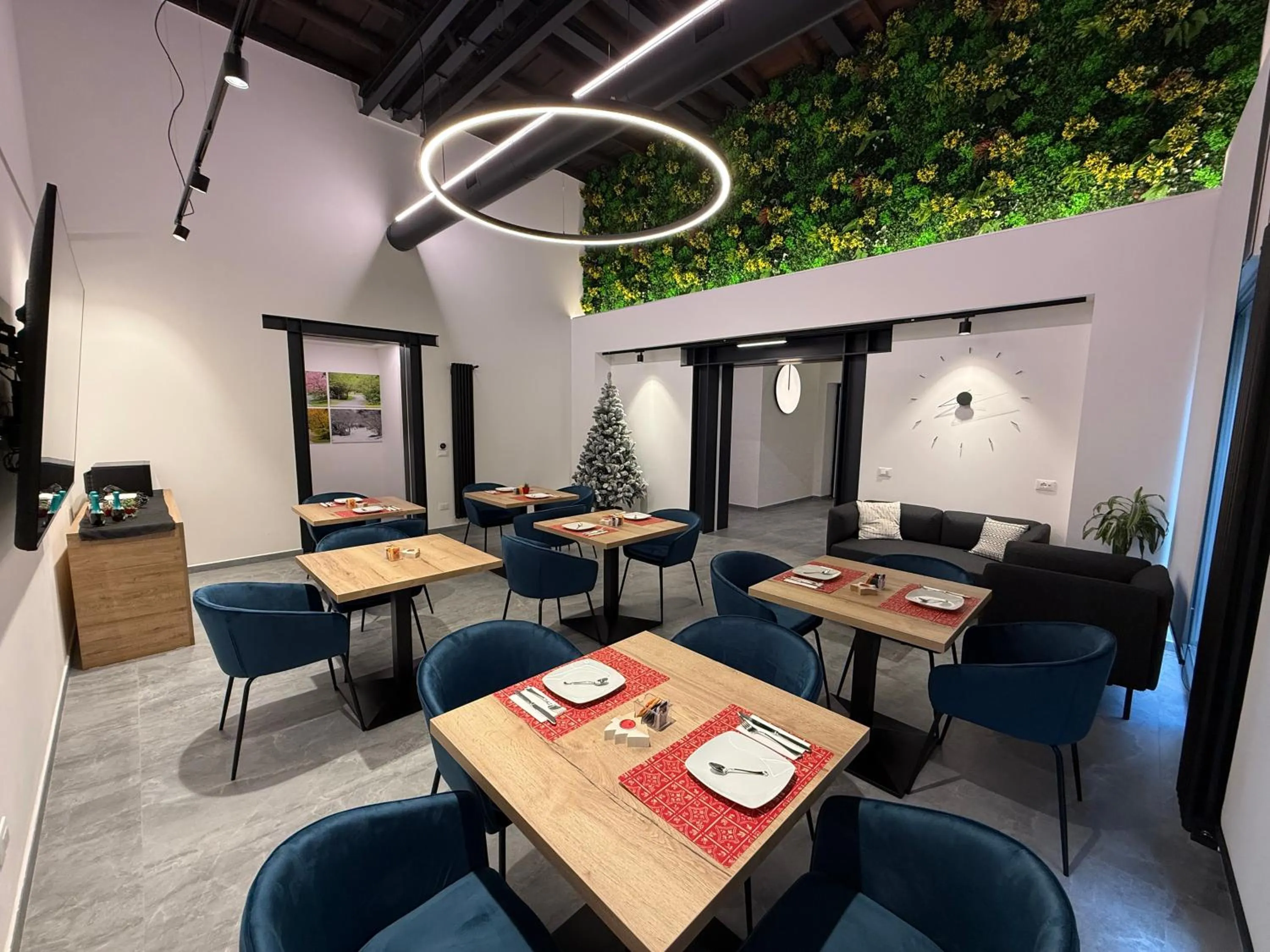 Communal lounge/ TV room in Le Quattro Stagioni - Rooms & Suites