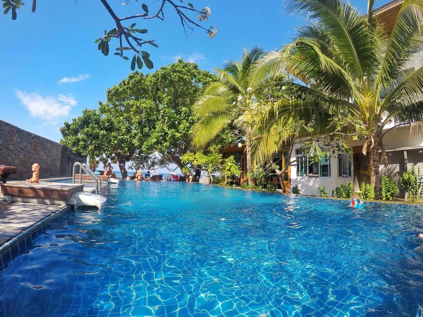 Swimming pool in Sairee Hut Resort Koh Tao