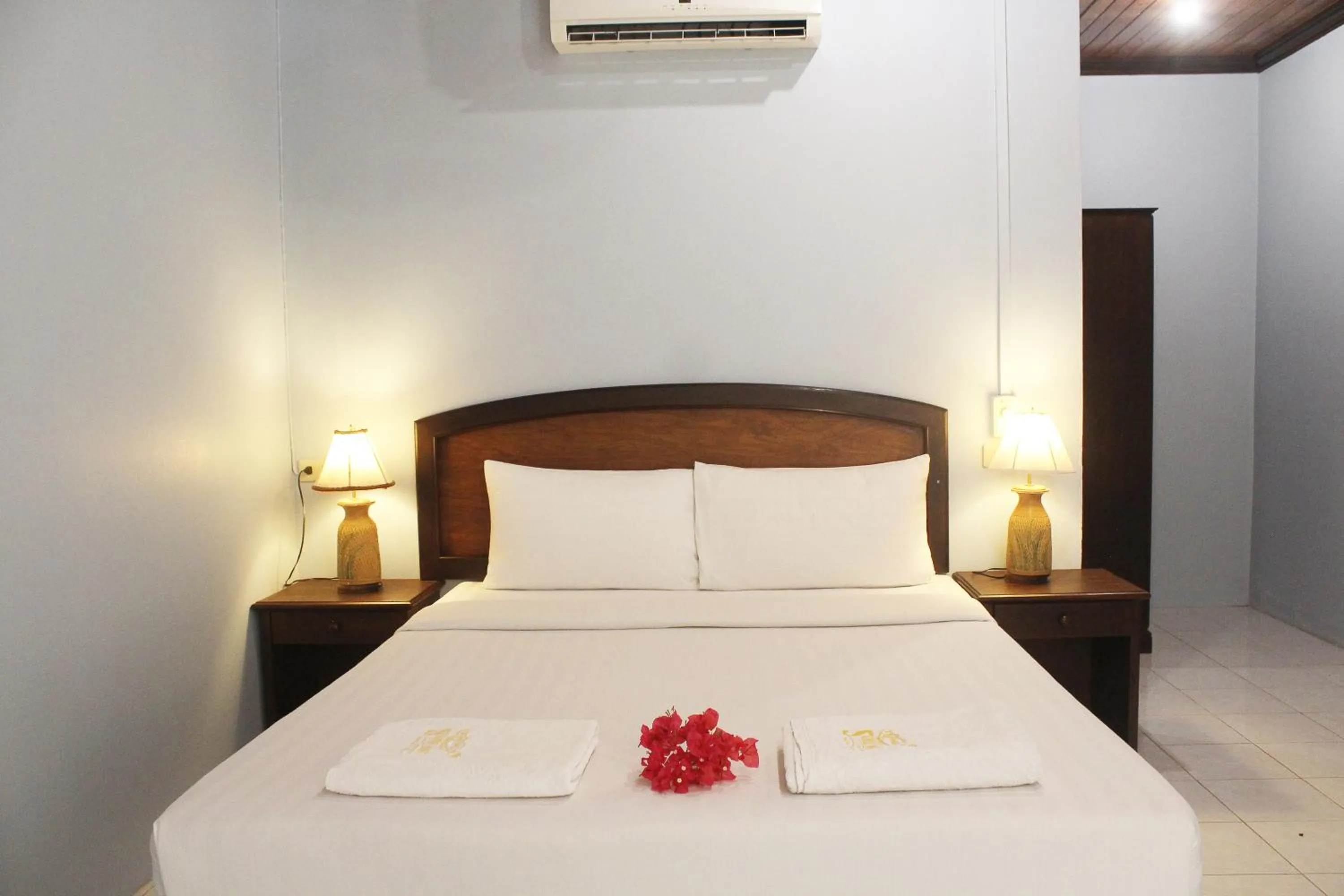 Bedroom, Bed in Sairee Hut Resort Koh Tao