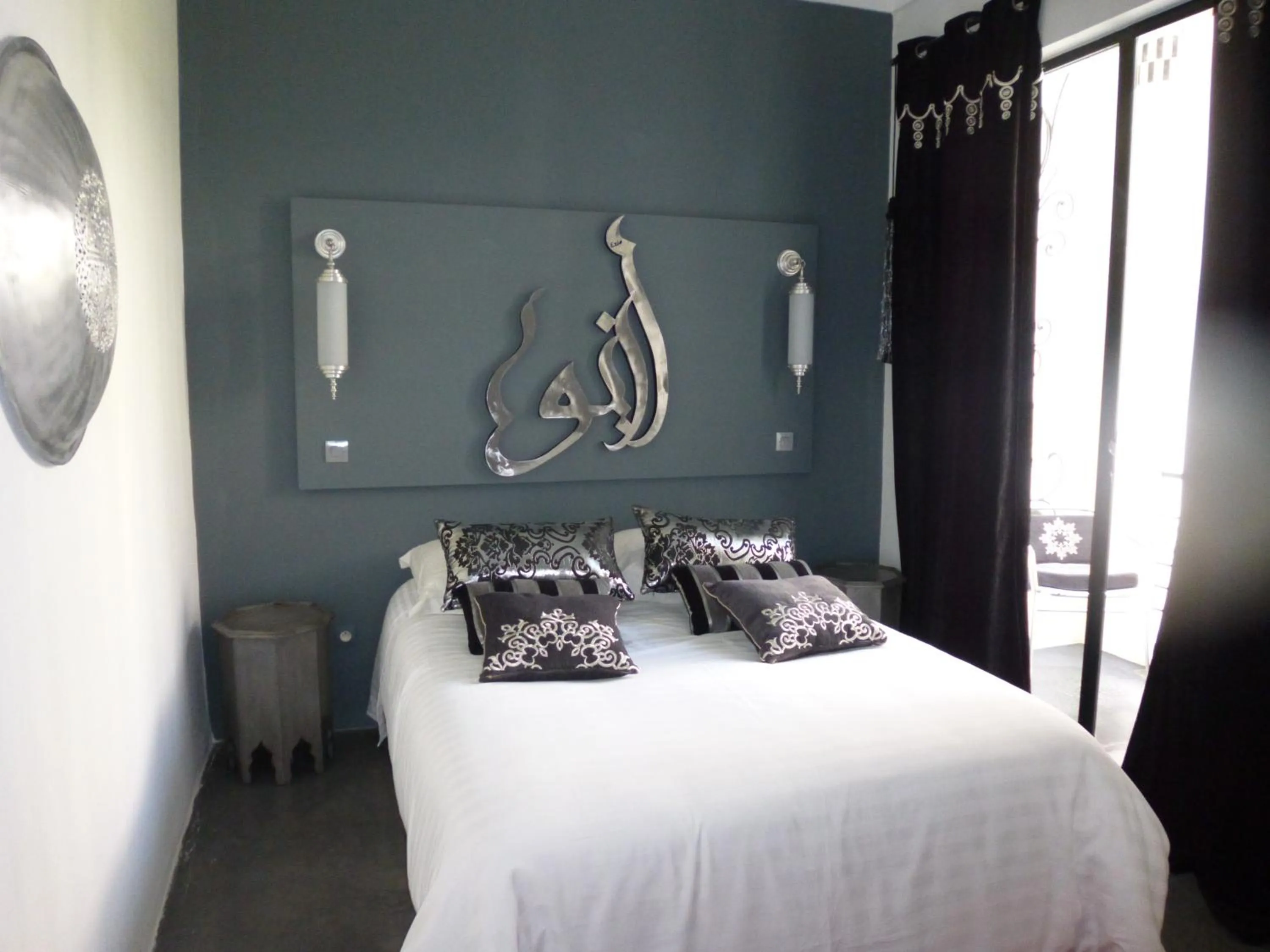 Photo of the whole room, Bed in Riad Tchina