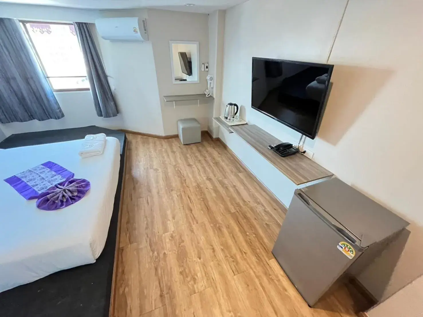 TV and multimedia, Bed in Sawasdee Siam Pattaya Hotel TV and multimedia, Bed in Sawasdee Siam Pattaya Hotel