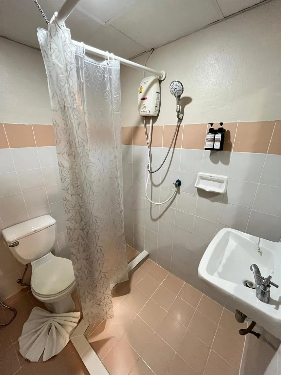 Shower in Sawasdee Siam Pattaya Hotel