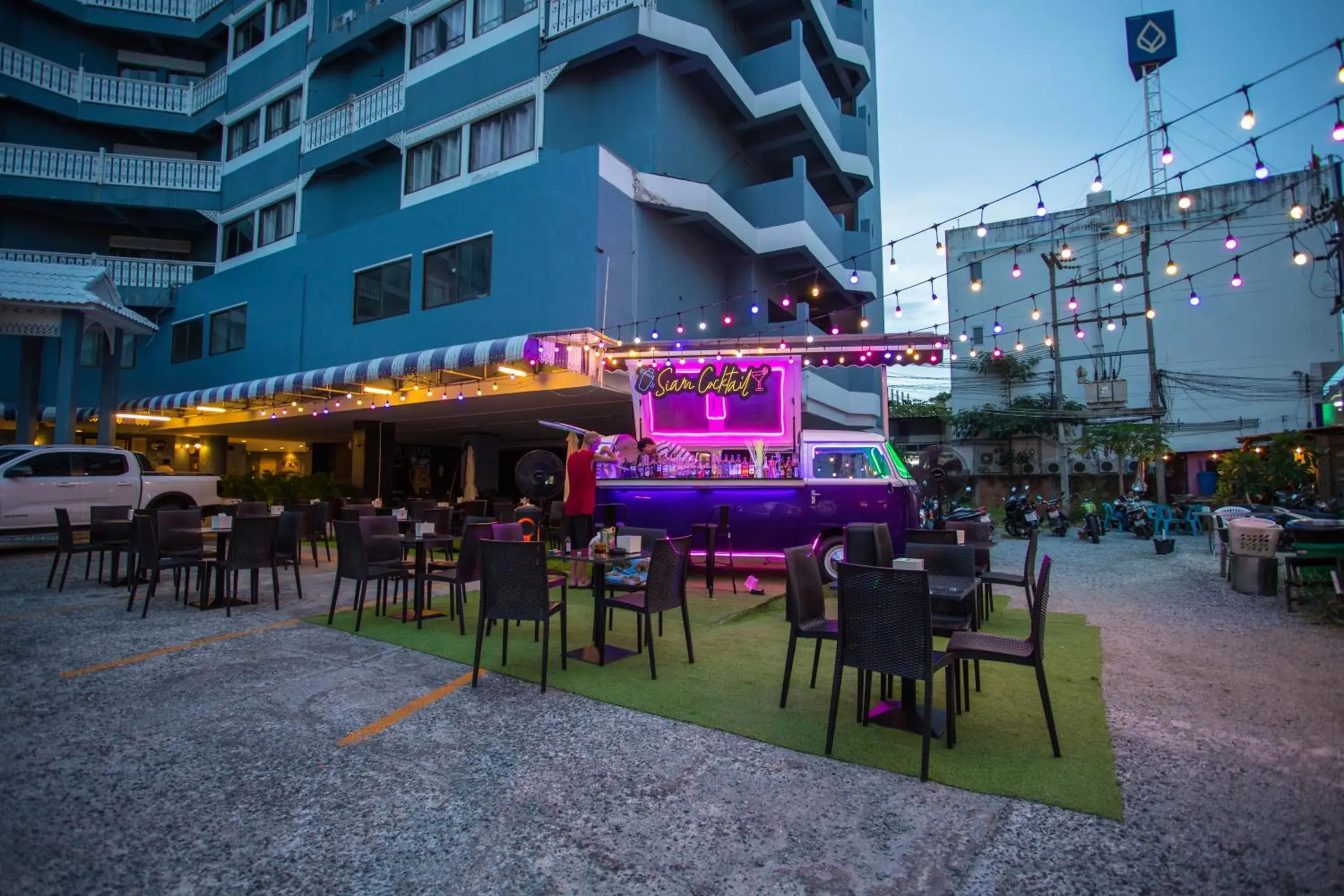 Evening entertainment in Sawasdee Siam Pattaya Hotel Evening entertainment in Sawasdee Siam Pattaya Hotel