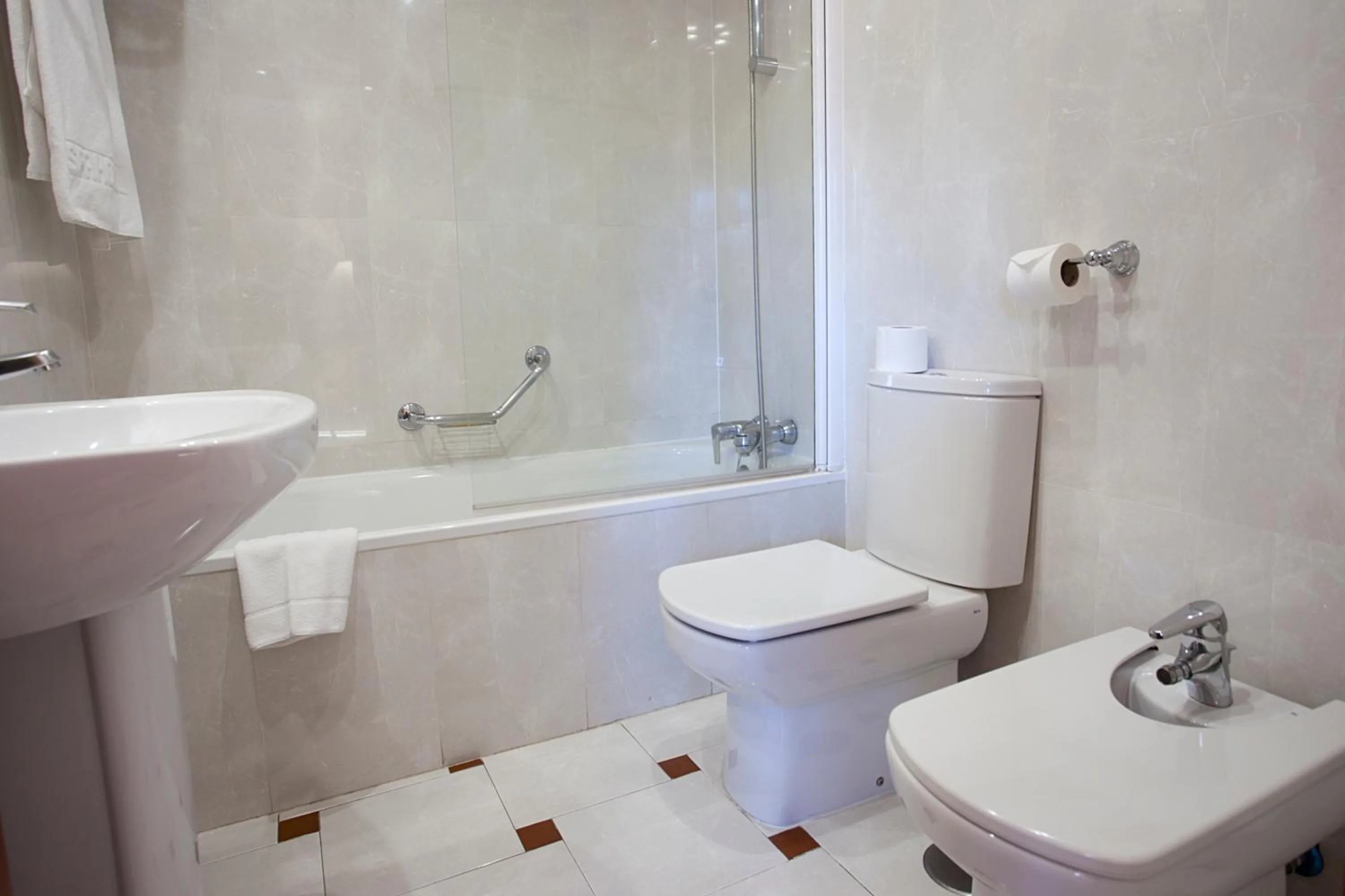 Bathroom in Espahotel Plaza Basílica