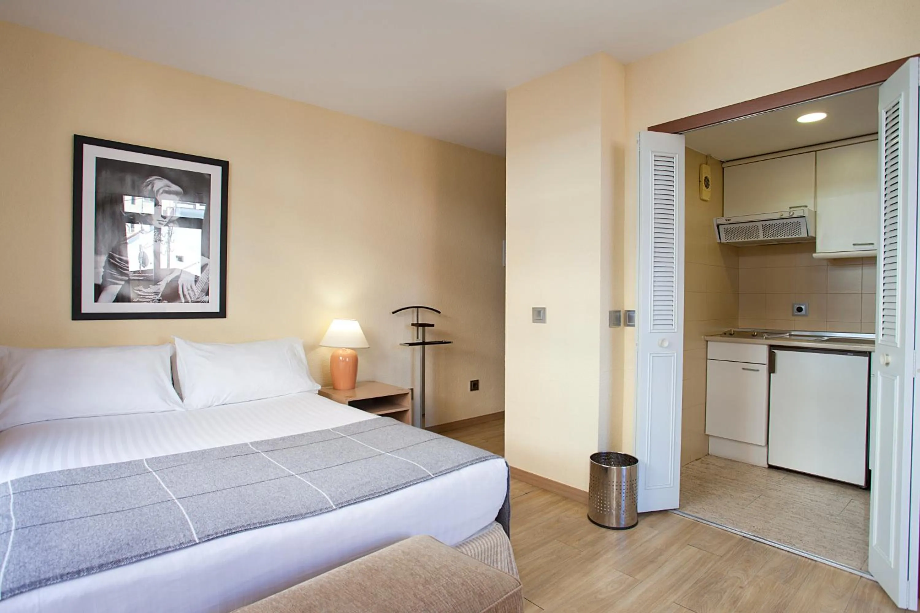 Photo of the whole room, Bed in Espahotel Plaza Basílica