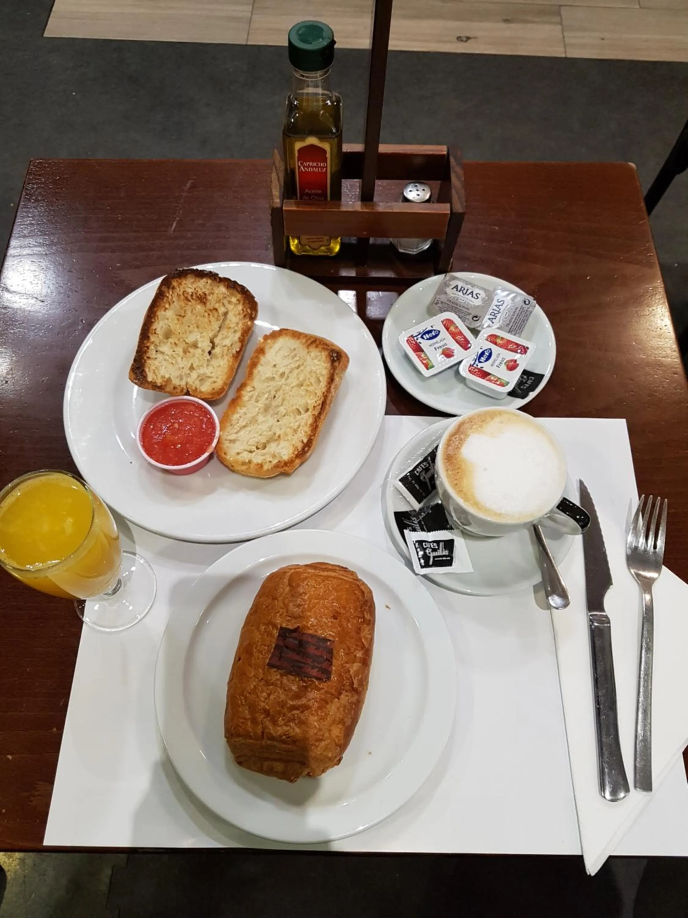 Breakfast in Espahotel Plaza Basílica