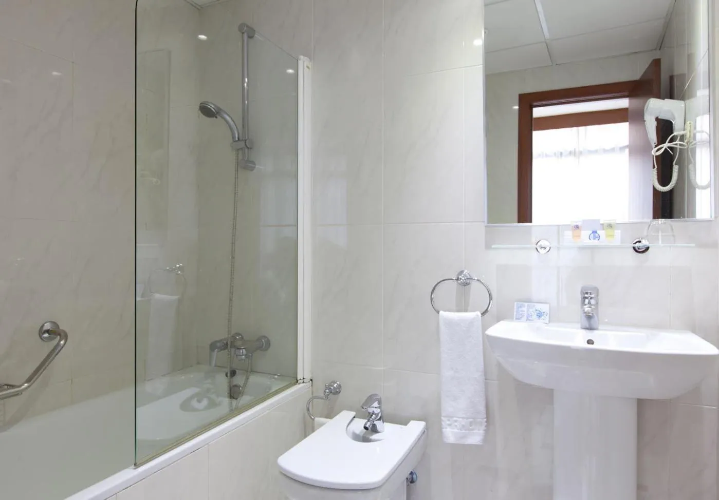 Bathroom in Espahotel Plaza Basílica